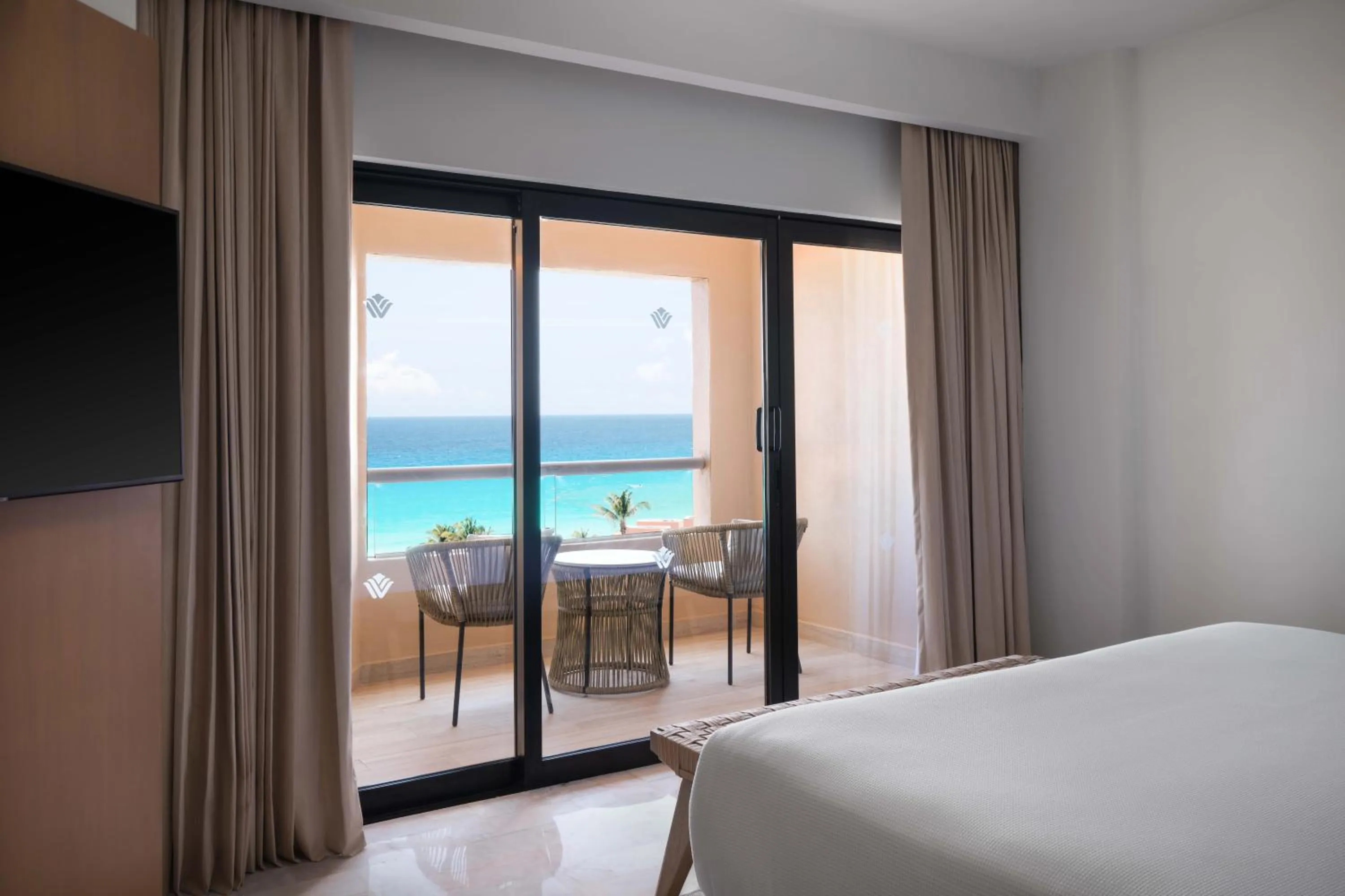 Balcony/Terrace, Bed in Wyndham Grand Cancun All Inclusive Resort & Villas