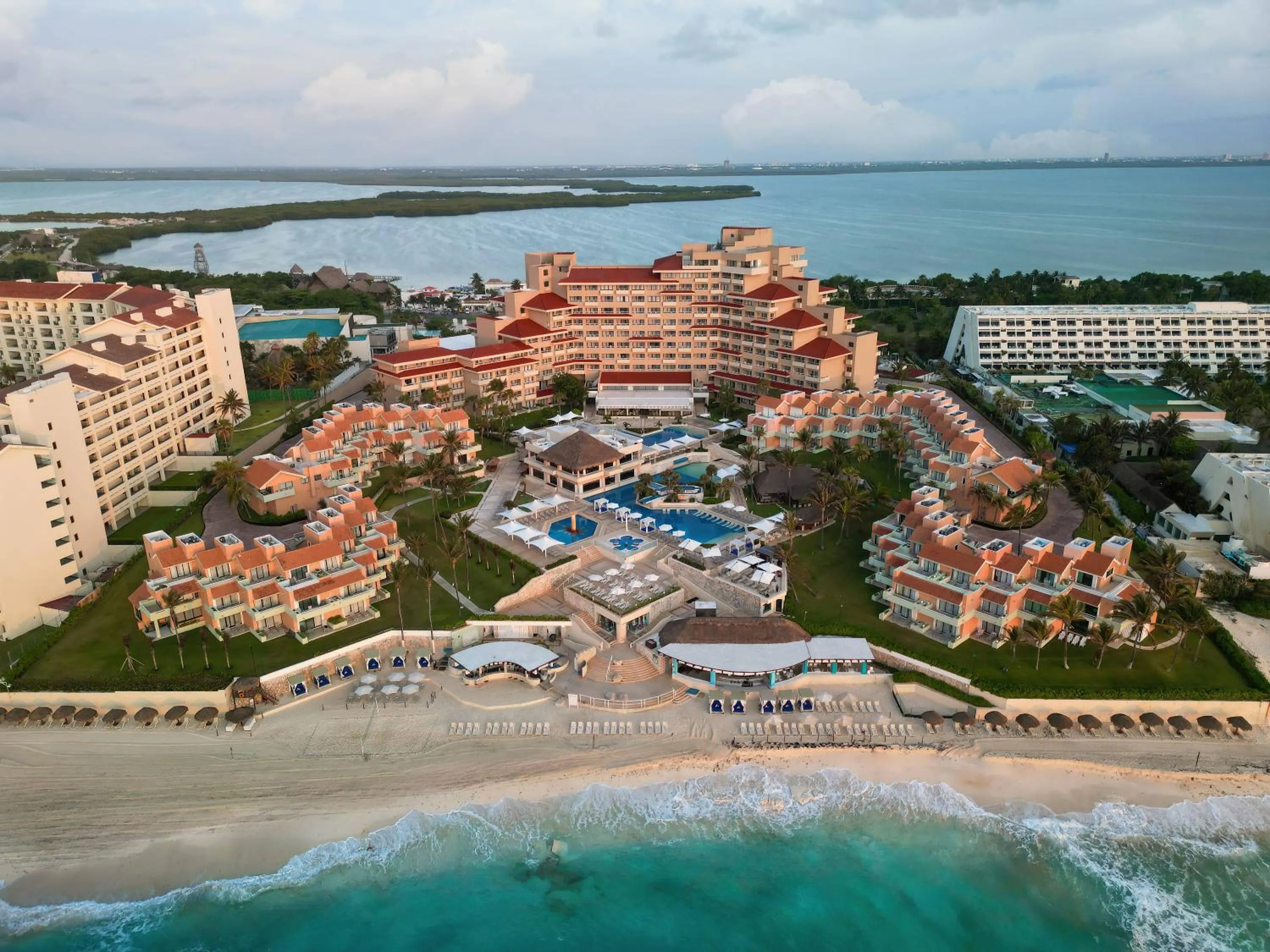 Property building in Wyndham Grand Cancun All Inclusive Resort & Villas
