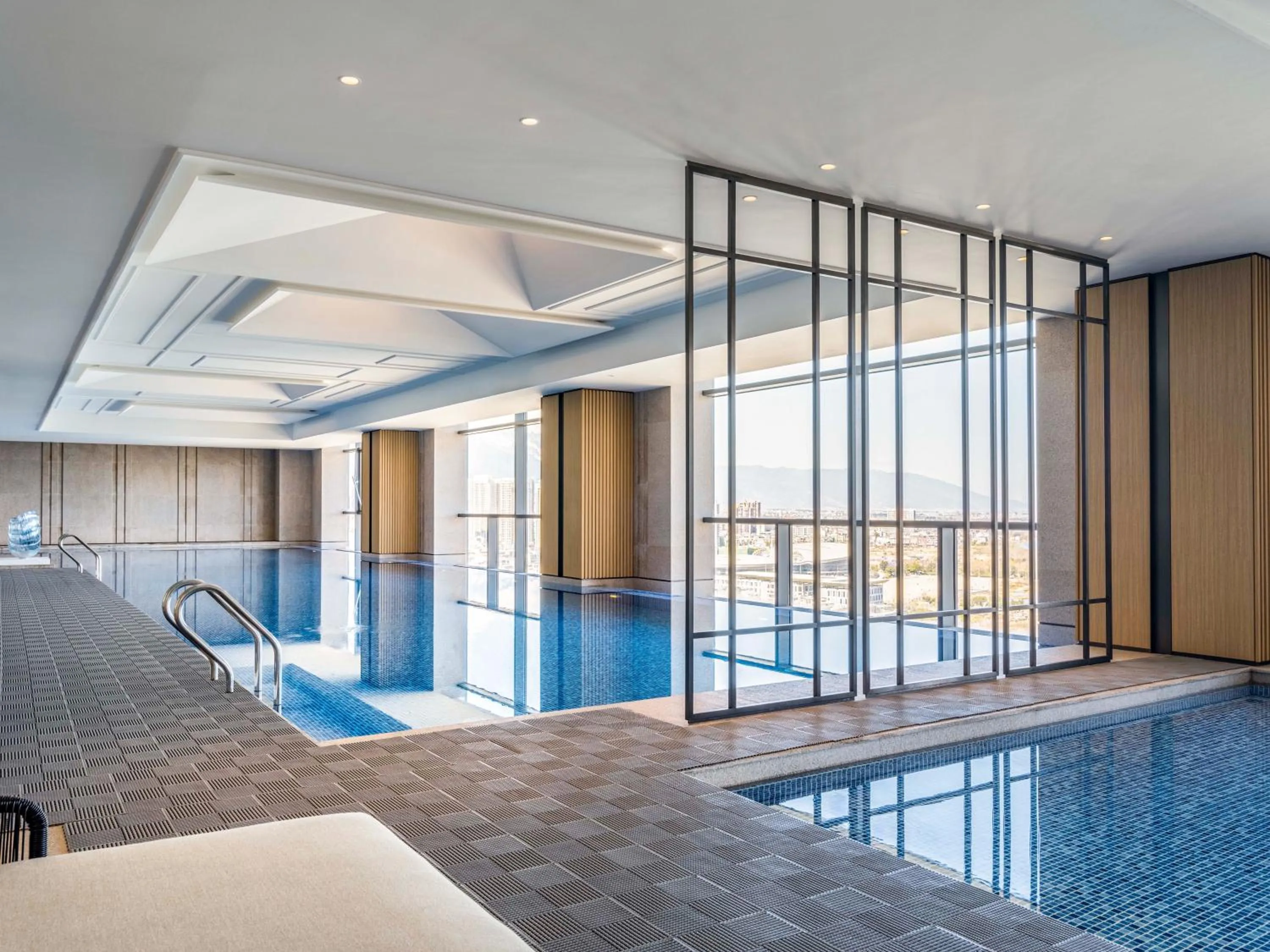 Swimming pool in Pullman Dali