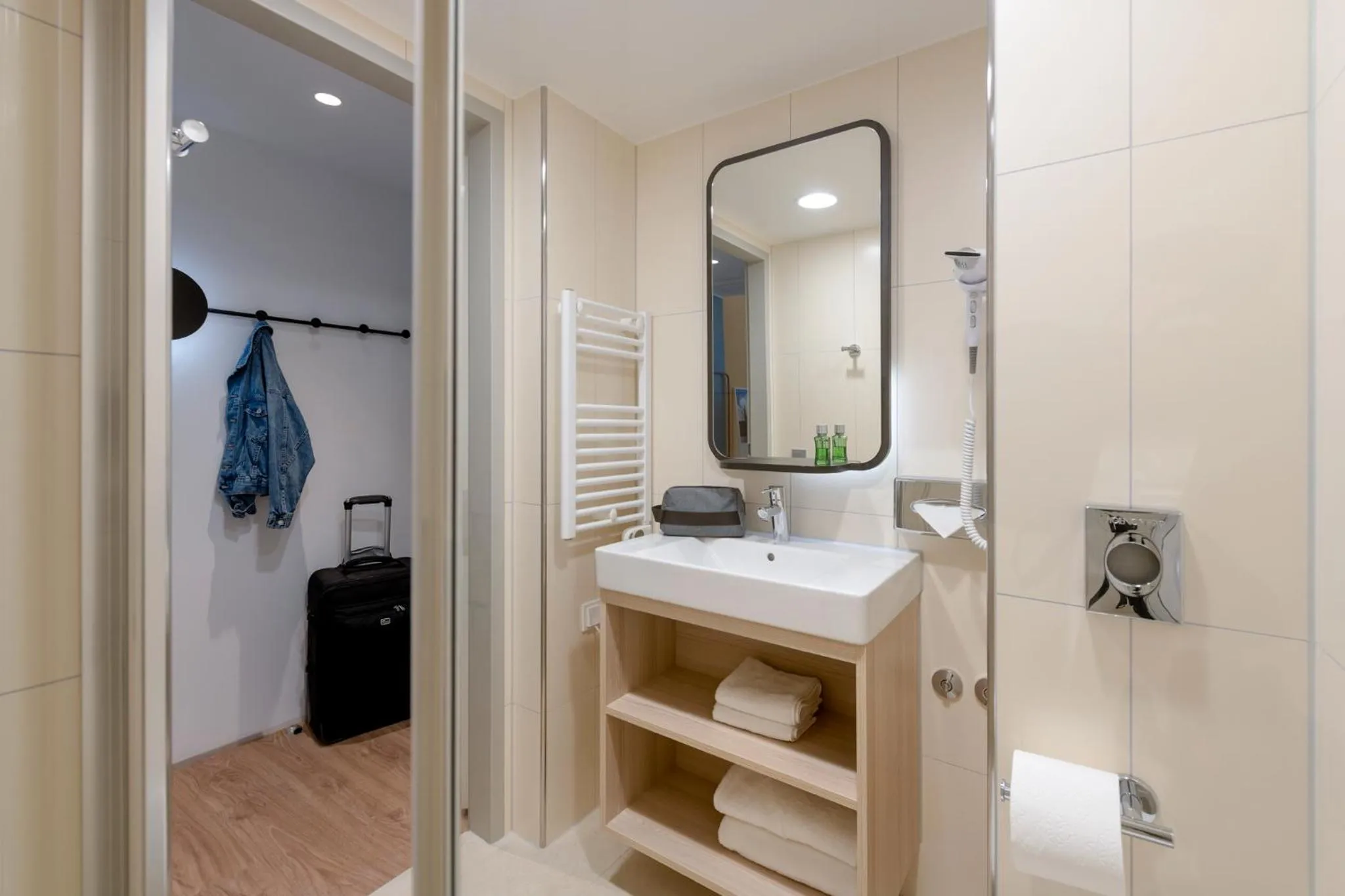 Shower, Bed in Aparthotel Adagio Access Kiel City