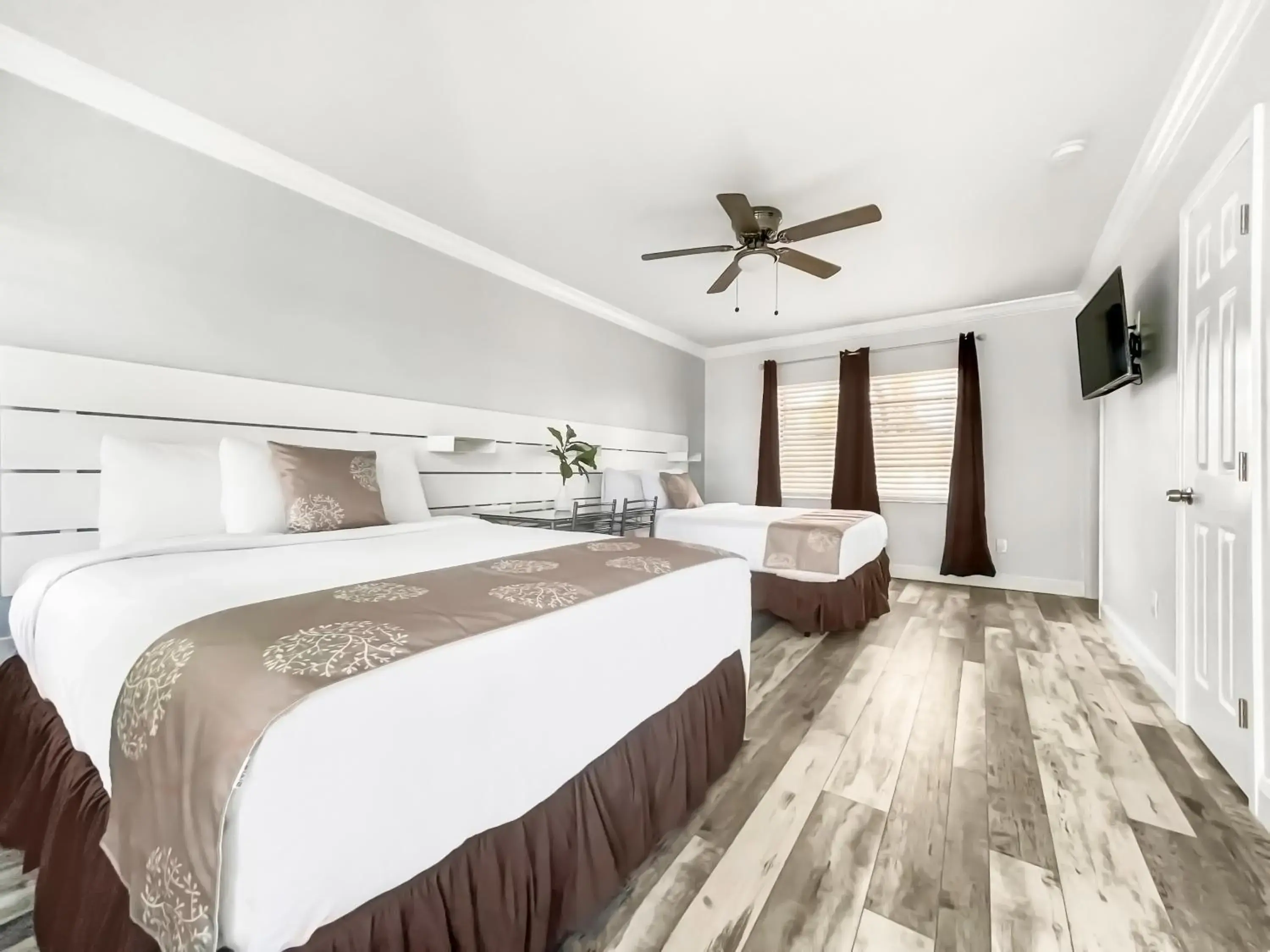 Deluxe Double Room with Side Sea View in Neptune Oceanfront Rentals Deluxe Double Room with Side Sea View in Neptune Oceanfront Rentals