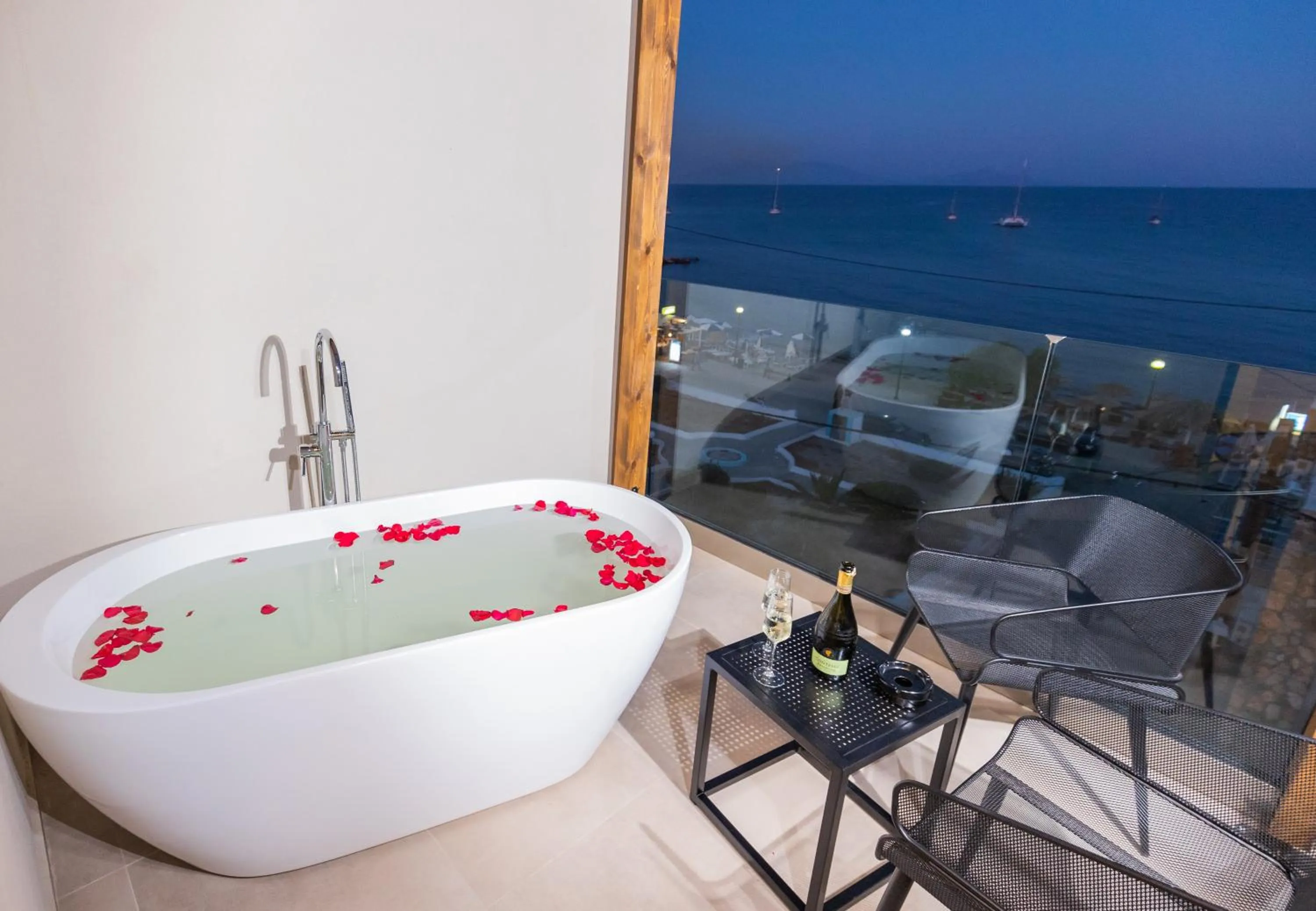 Hot Tub in Cabana Blu Hotel & Suites