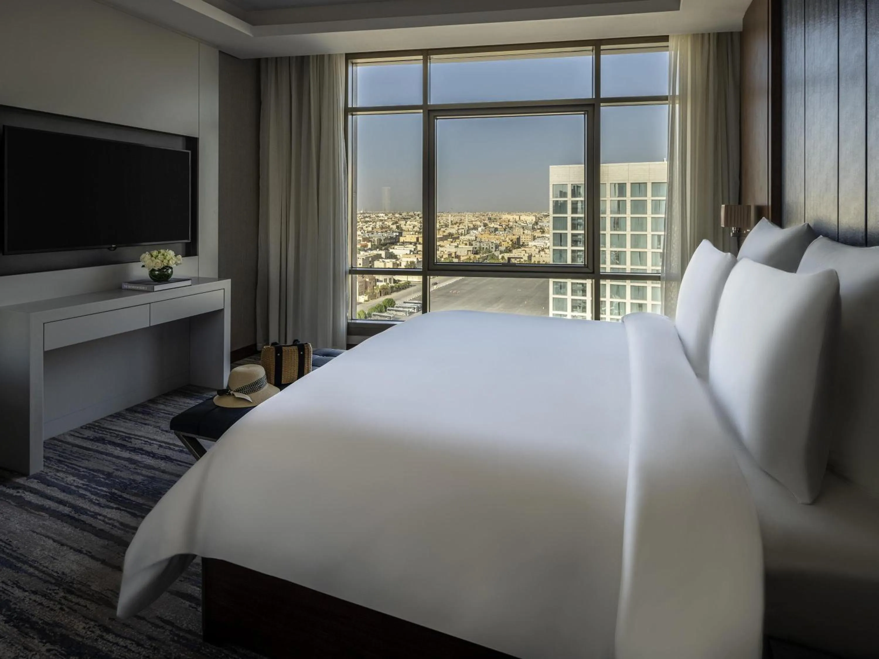 Bedroom, Bed in Movenpick Hotel and Residences Riyadh
