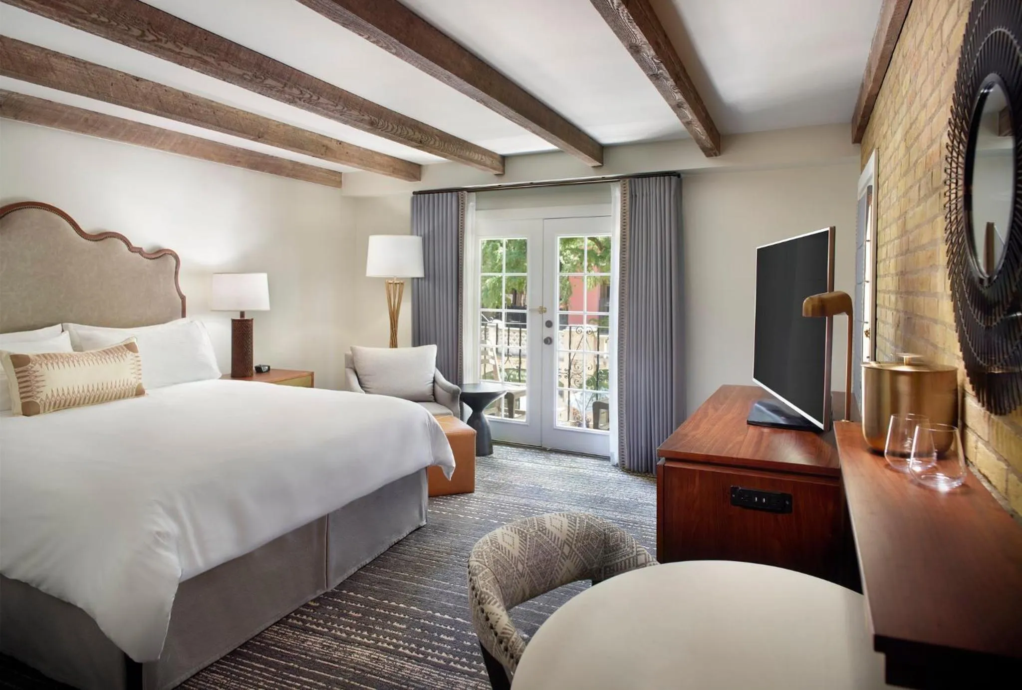 Photo of the whole room, Bed in Omni La Mansion del Rio