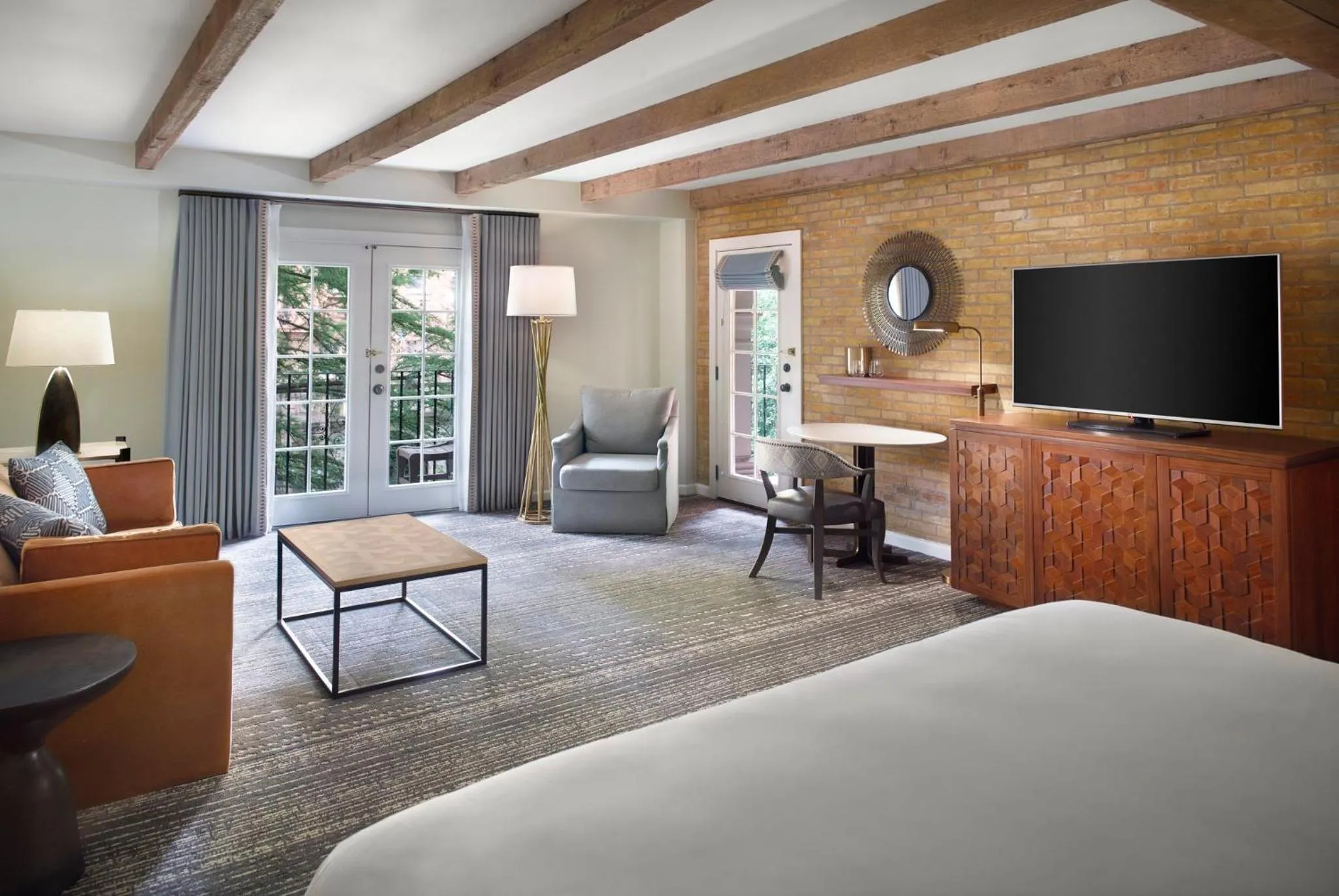 Photo of the whole room, Bed in Omni La Mansion del Rio