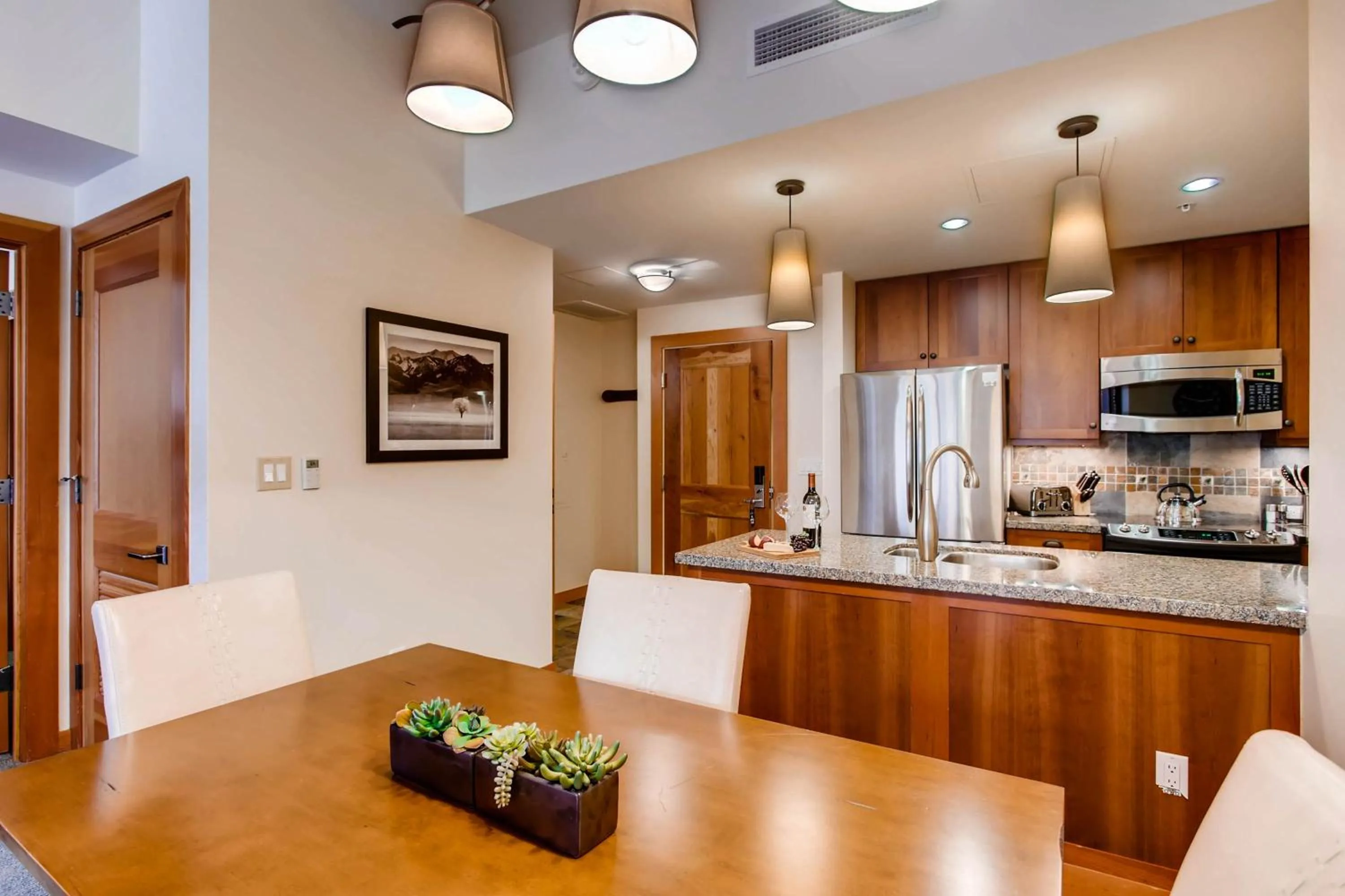 Dining area, Kitchen/Kitchenette in Capitol Peak Lodge, a Destination by Hyatt Residence