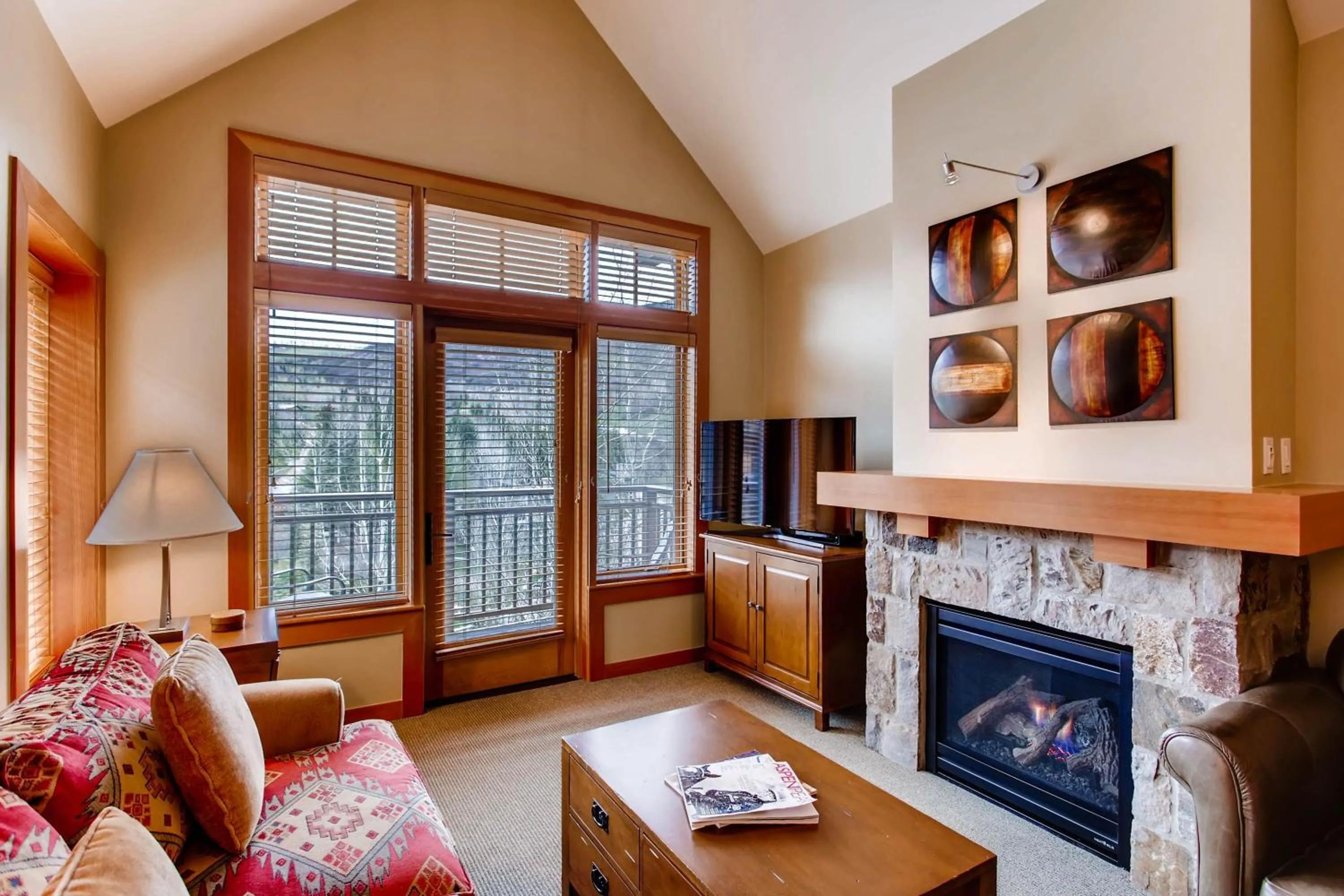 Living room, TV/Entertainment Center in Capitol Peak Lodge, a Destination by Hyatt Residence