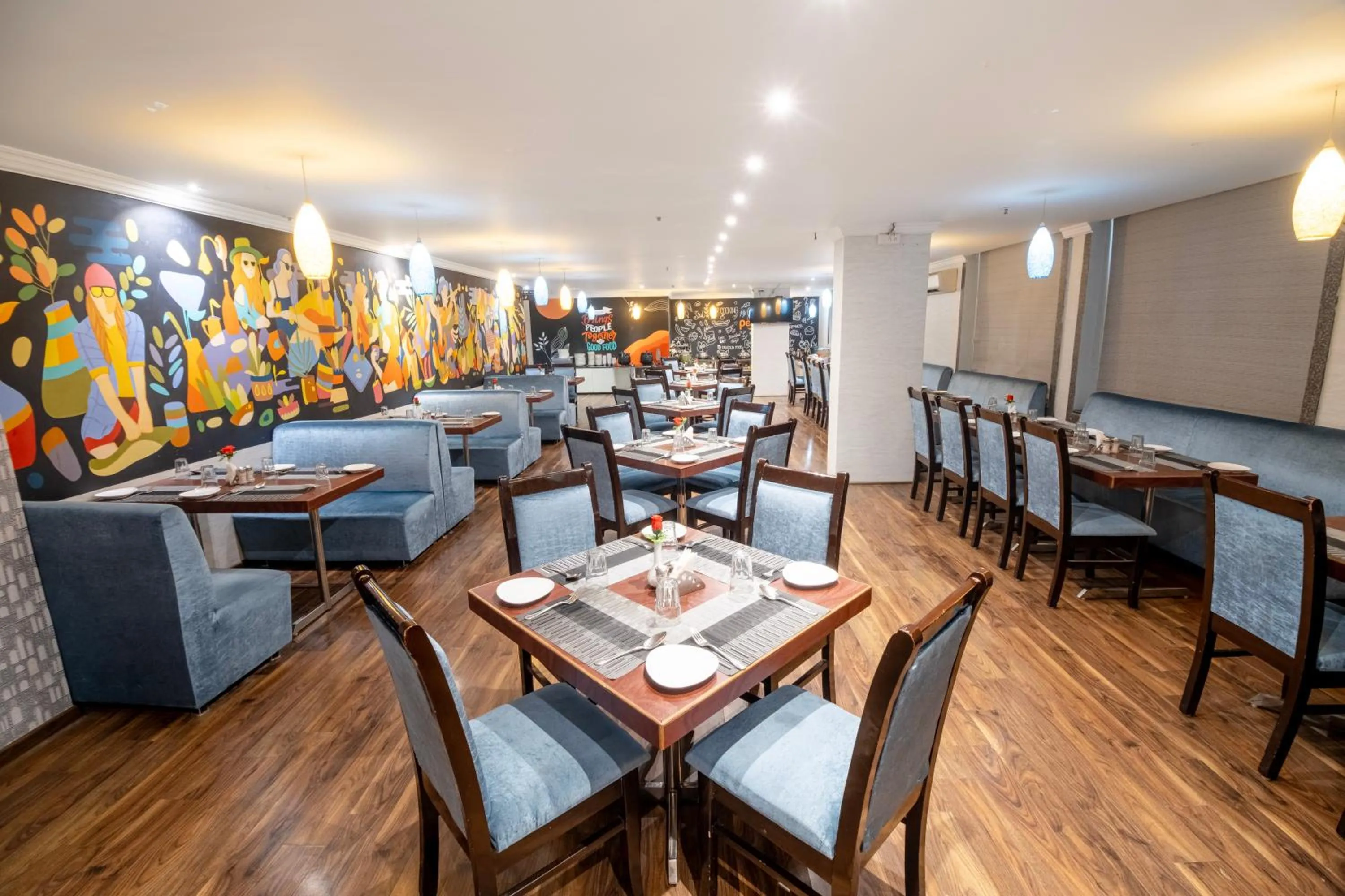 Restaurant/places to eat in Hotel Seasons Inn