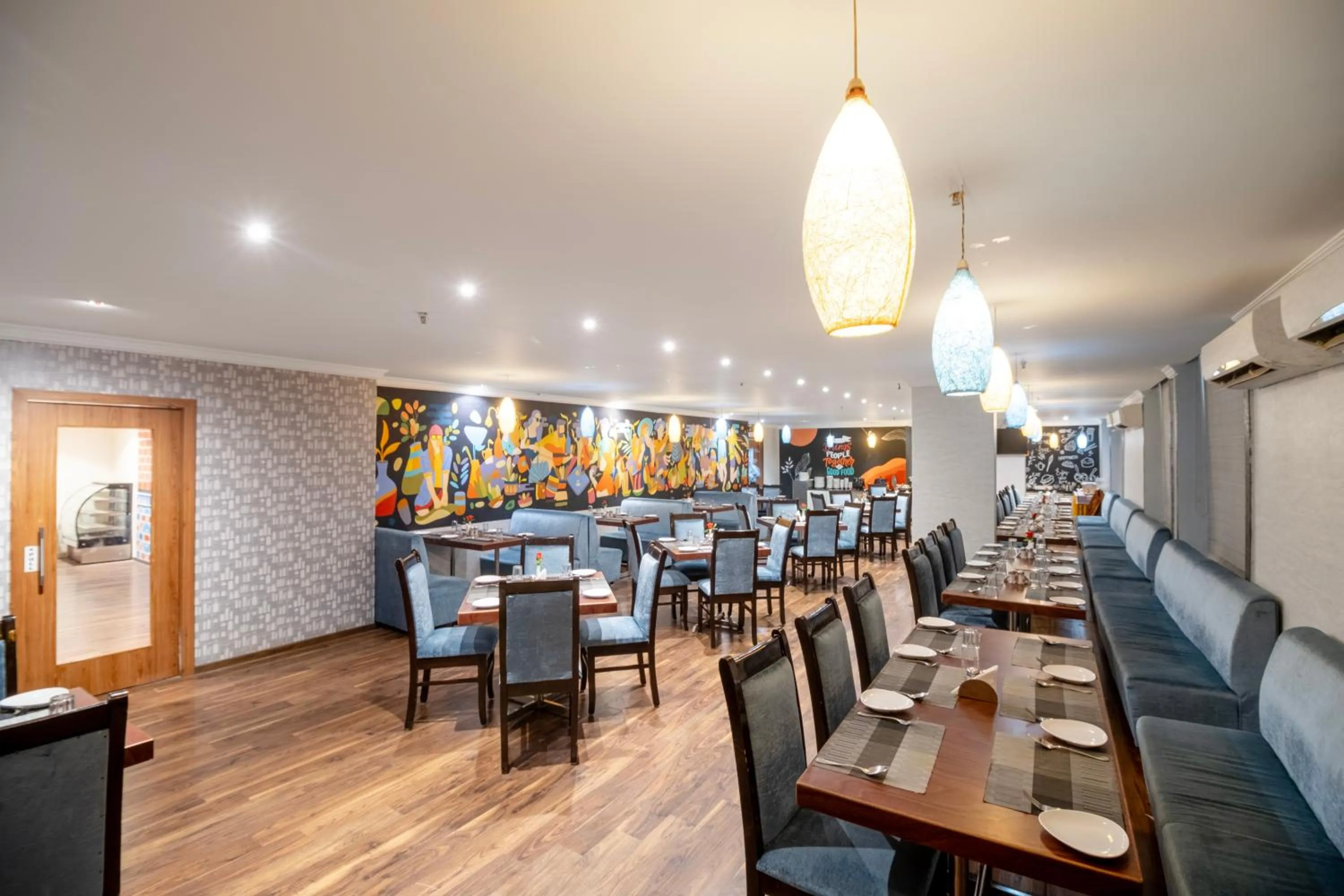 Restaurant/places to eat in Hotel Seasons Inn