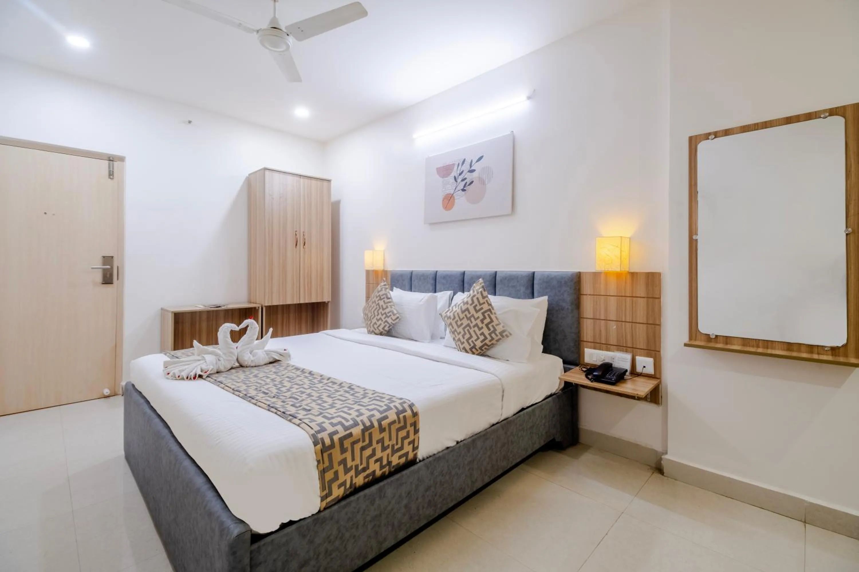 Bed in Hotel Seasons Inn