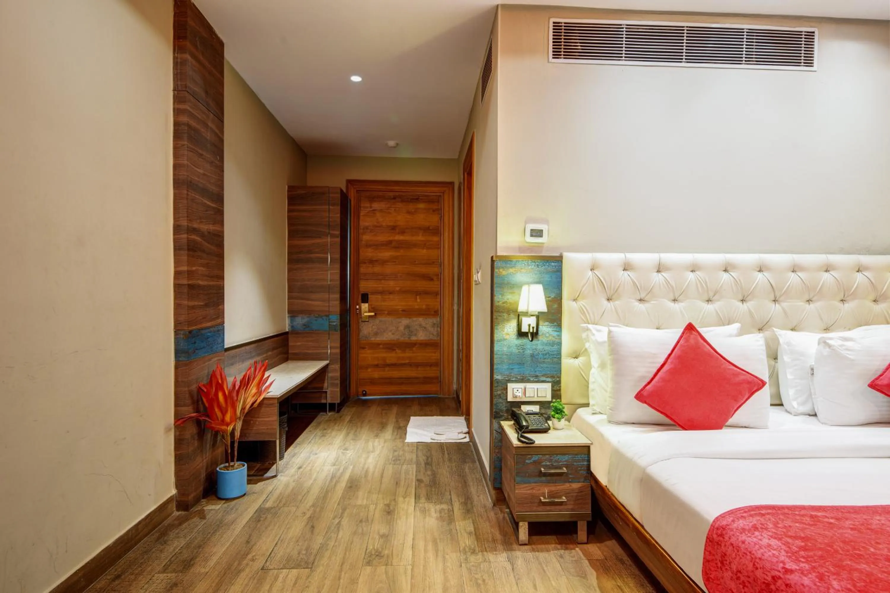 Living room, Bed in The IVY Grand Hotel - 5 Minutes from Connaught Place and New Delhi Railway Station With Free Secured Parking