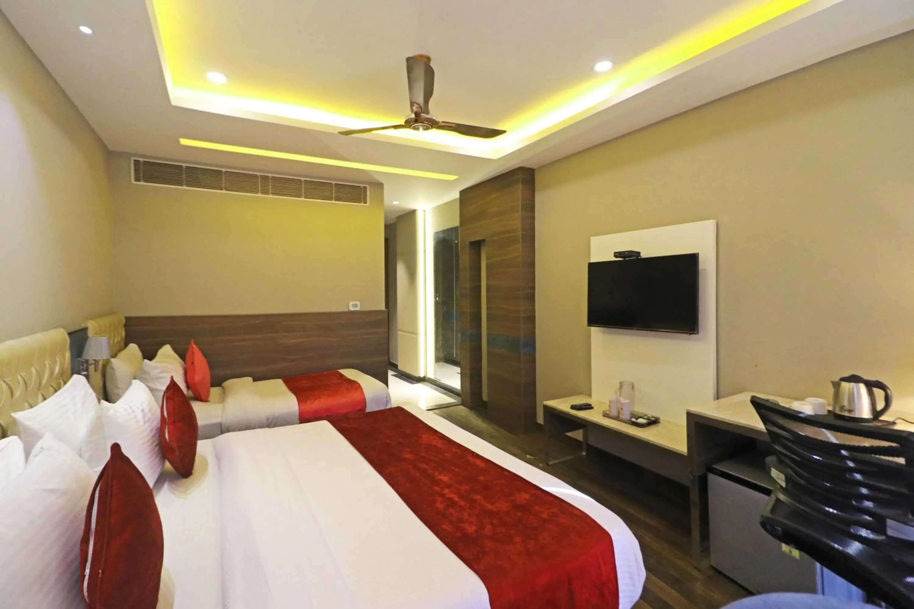 Communal lounge/ TV room, Bed in The IVY Grand Hotel - 5 Minutes from Connaught Place and New Delhi Railway Station With Free Secured Parking