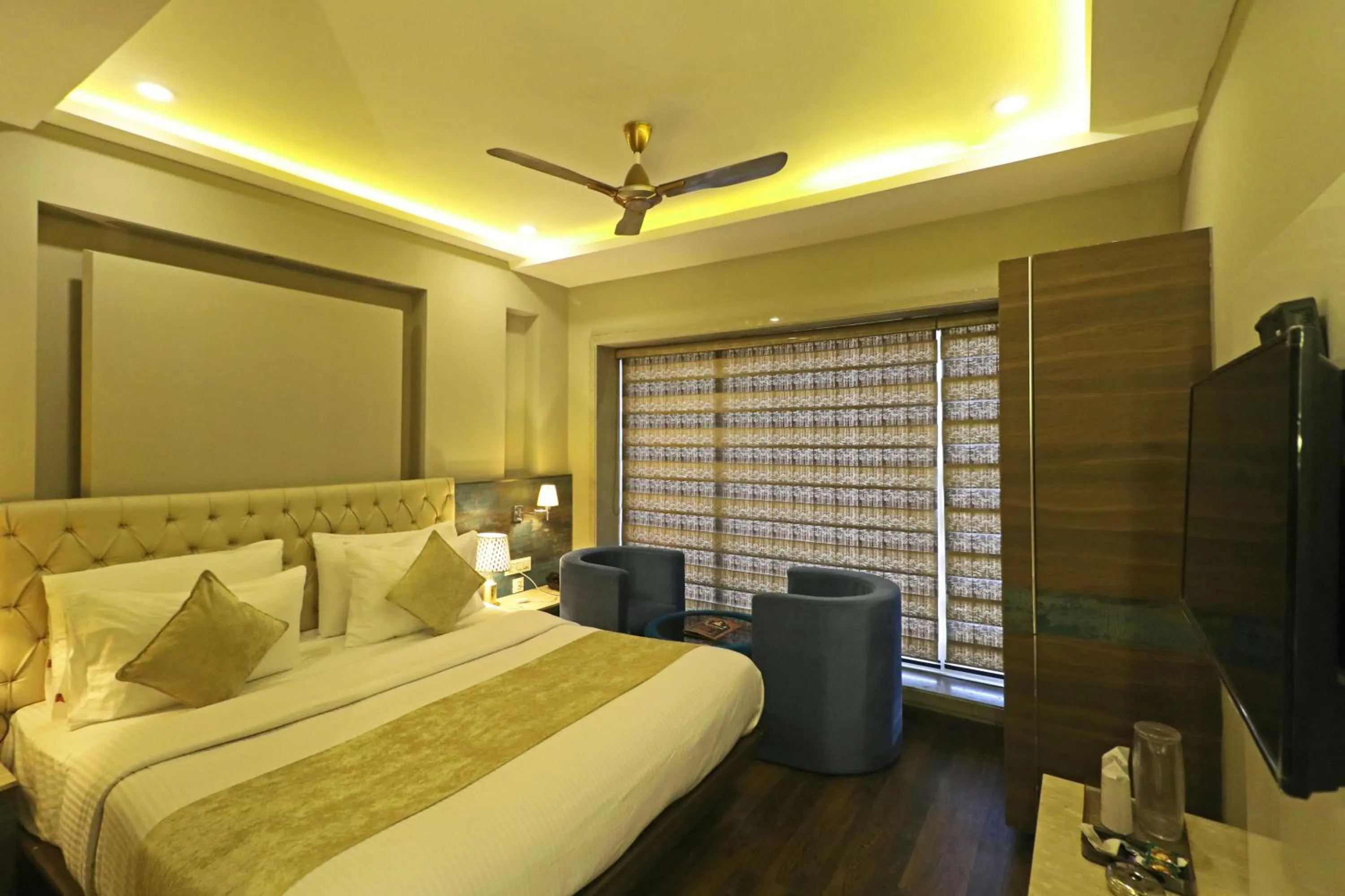 Communal lounge/ TV room, Bed in The IVY Grand Hotel - 5 Minutes from Connaught Place and New Delhi Railway Station With Free Secured Parking