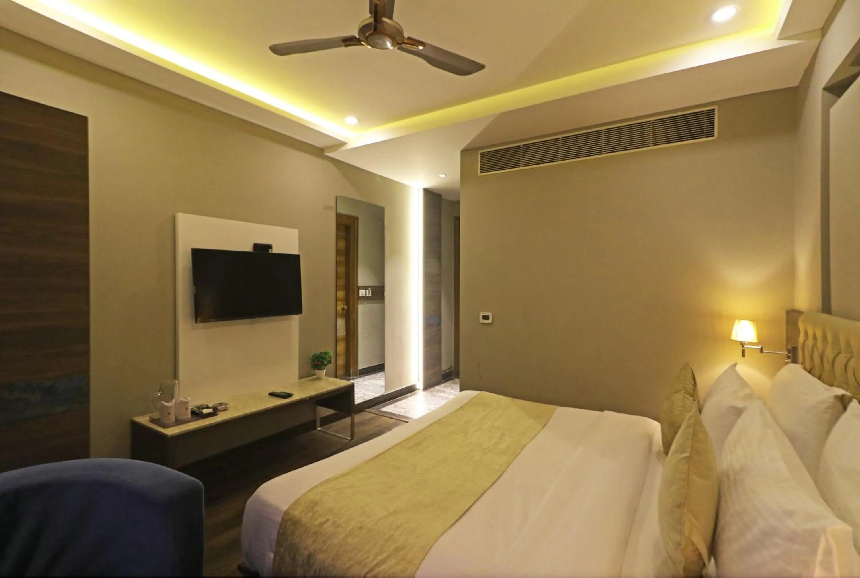 Communal lounge/ TV room, Bed in The IVY Grand Hotel - 5 Minutes from Connaught Place and New Delhi Railway Station With Free Secured Parking