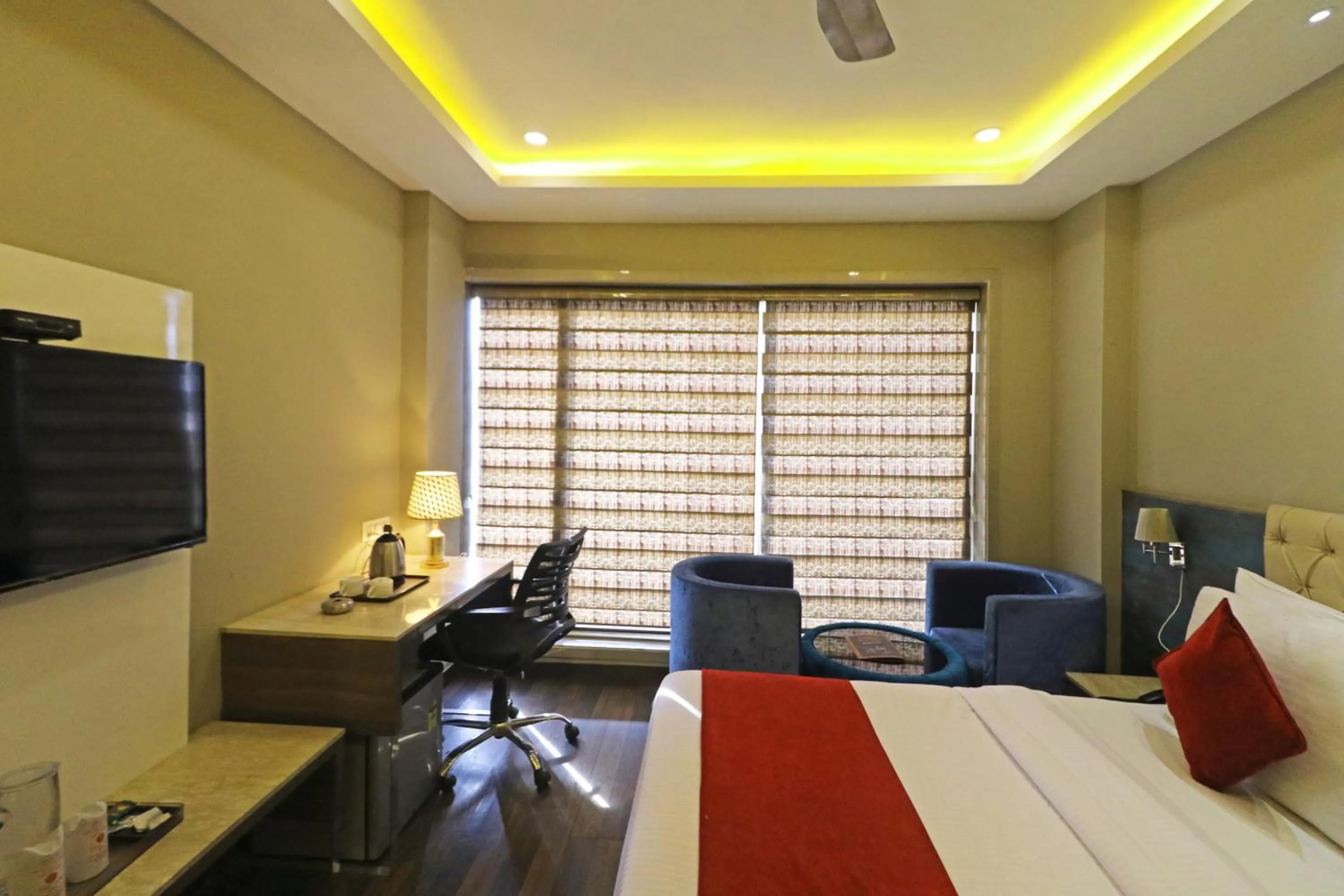 Communal lounge/ TV room, Bed in The IVY Grand Hotel - 5 Minutes from Connaught Place and New Delhi Railway Station With Free Secured Parking