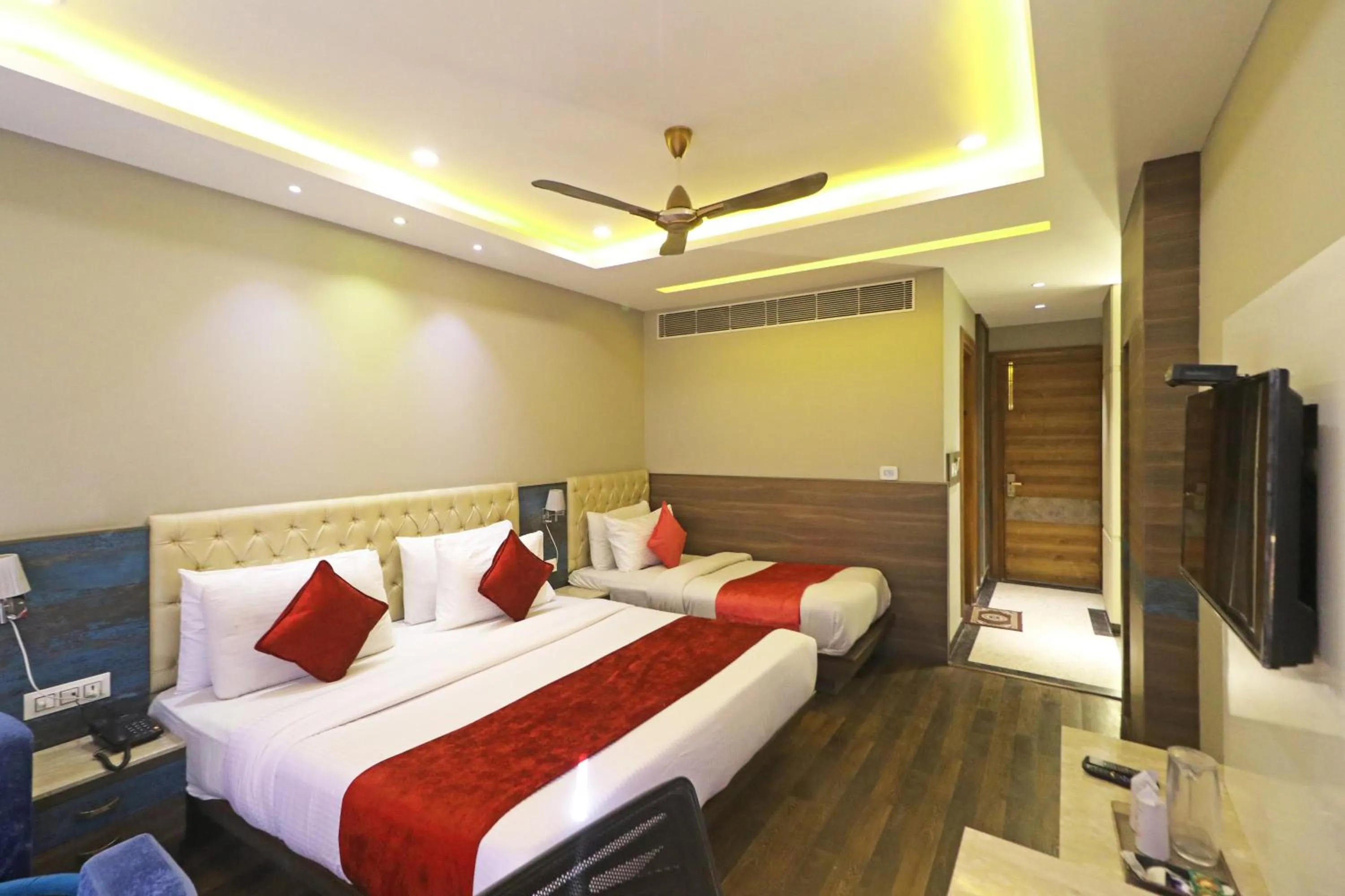 TV and multimedia, Bed in The IVY Grand Hotel - 5 Minutes from Connaught Place and New Delhi Railway Station With Free Secured Parking