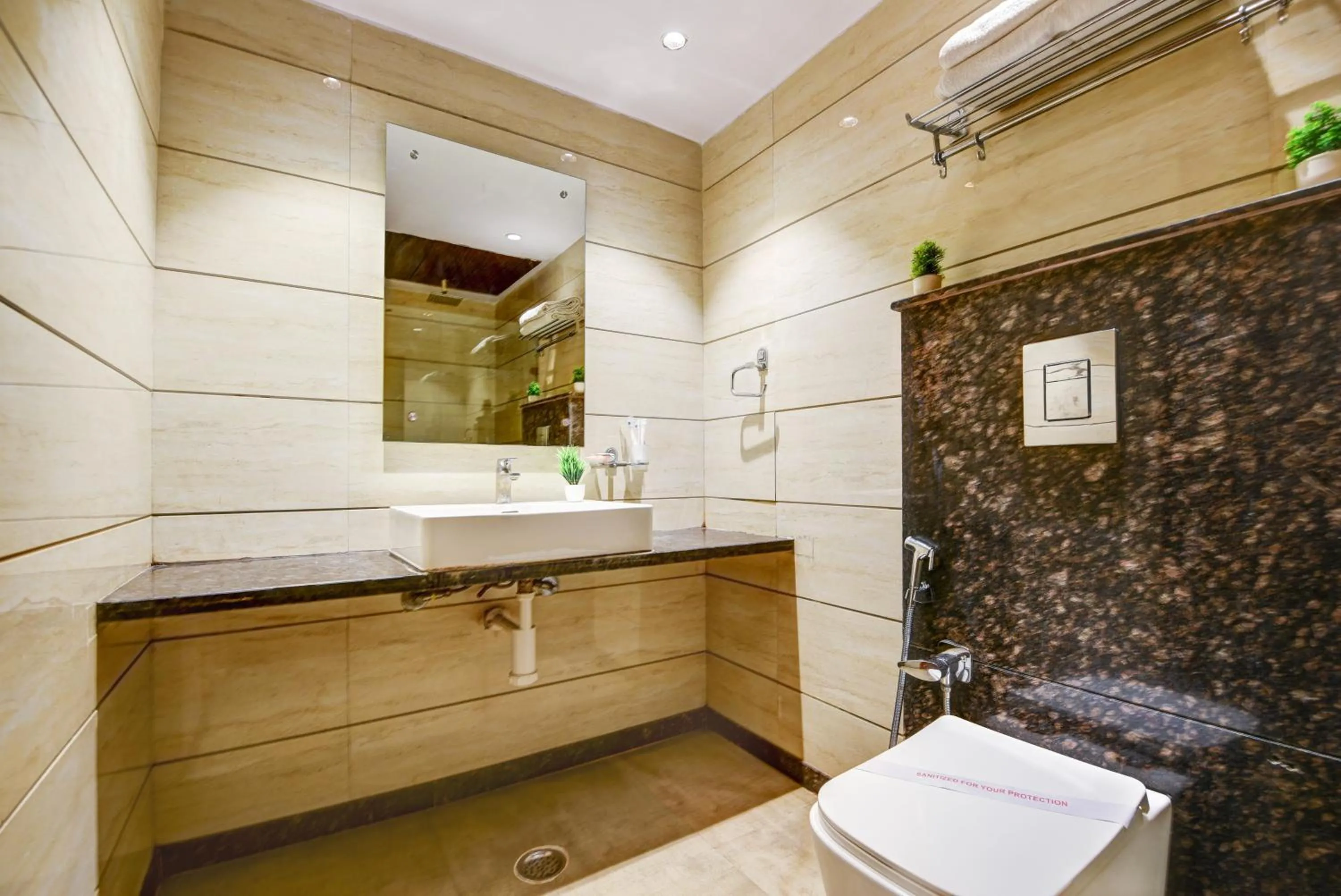 Toilet in The IVY Grand Hotel - 5 Minutes from Connaught Place and New Delhi Railway Station With Free Secured Parking