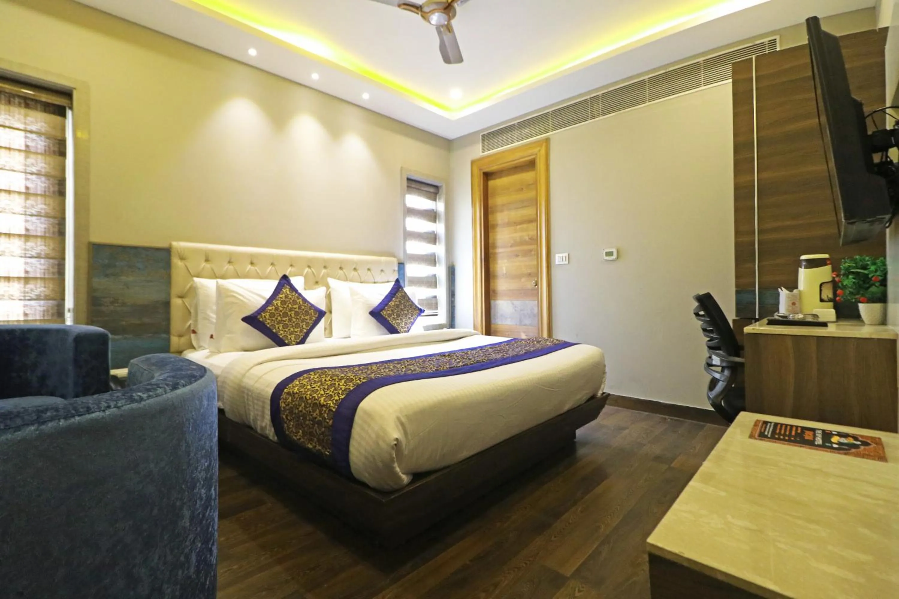 TV and multimedia, Bed in The IVY Grand Hotel - 5 Minutes from Connaught Place and New Delhi Railway Station With Free Secured Parking