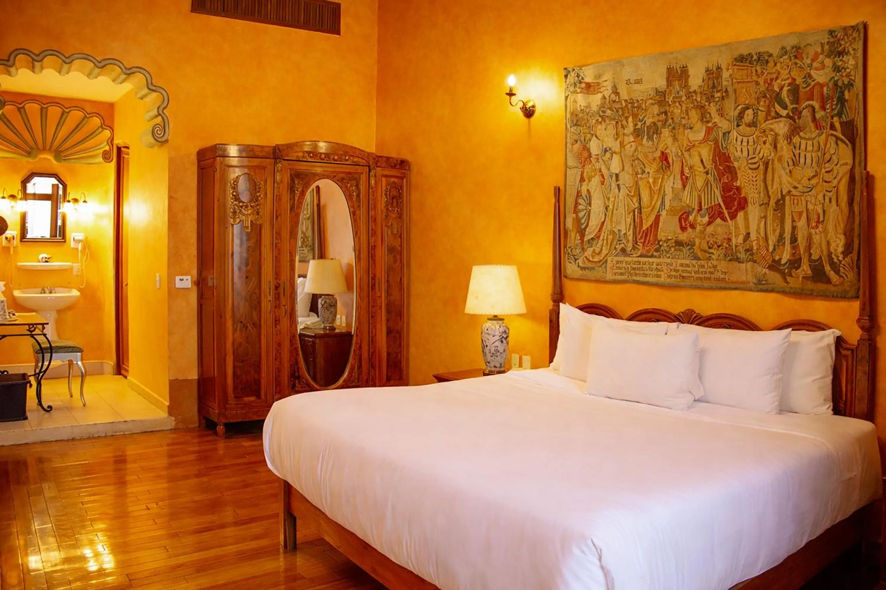 Photo of the whole room, Bed in La Casa de la Marquesa