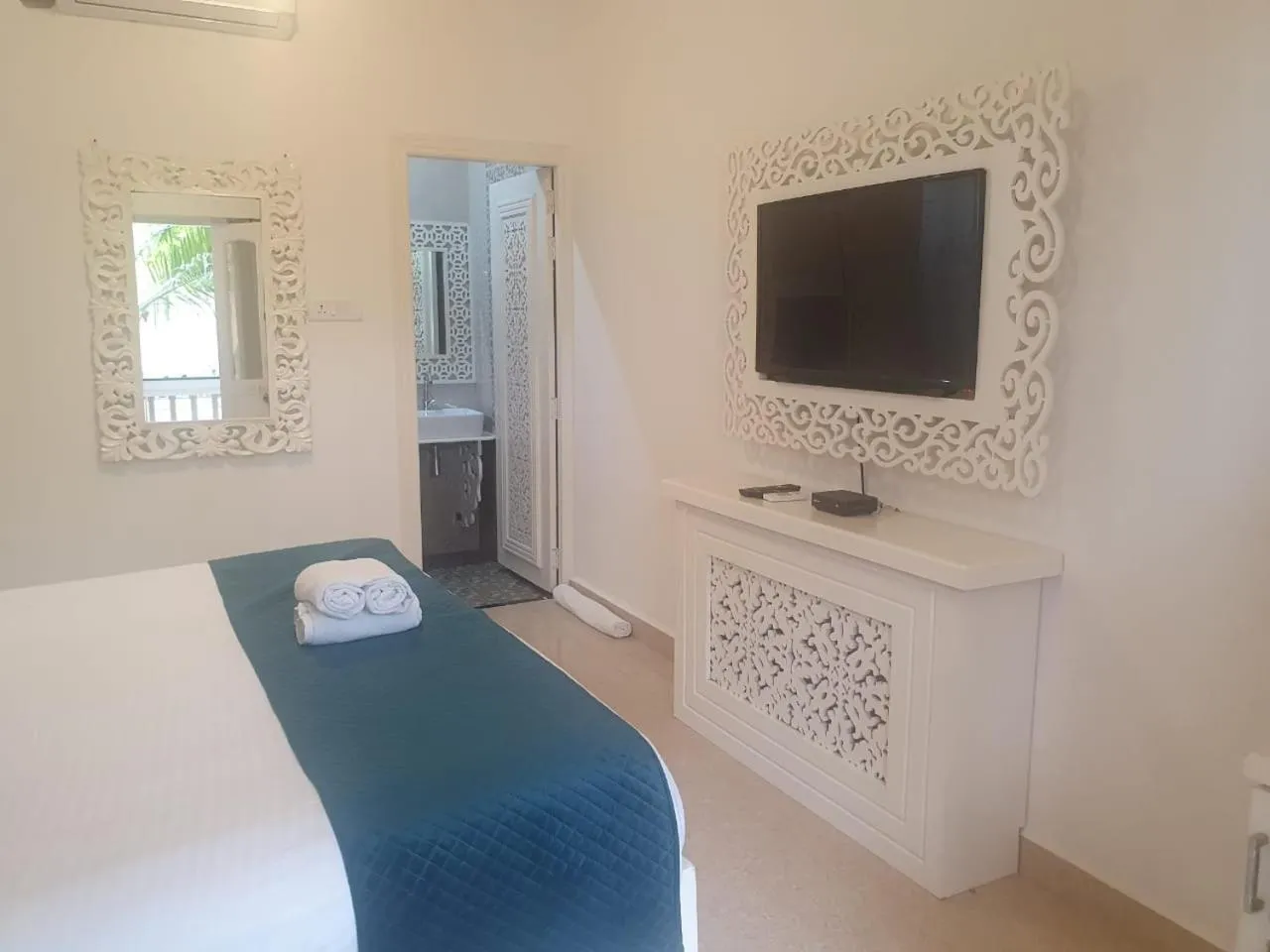 TV and multimedia in Lillywoods Zac Beach Resort, Calangute