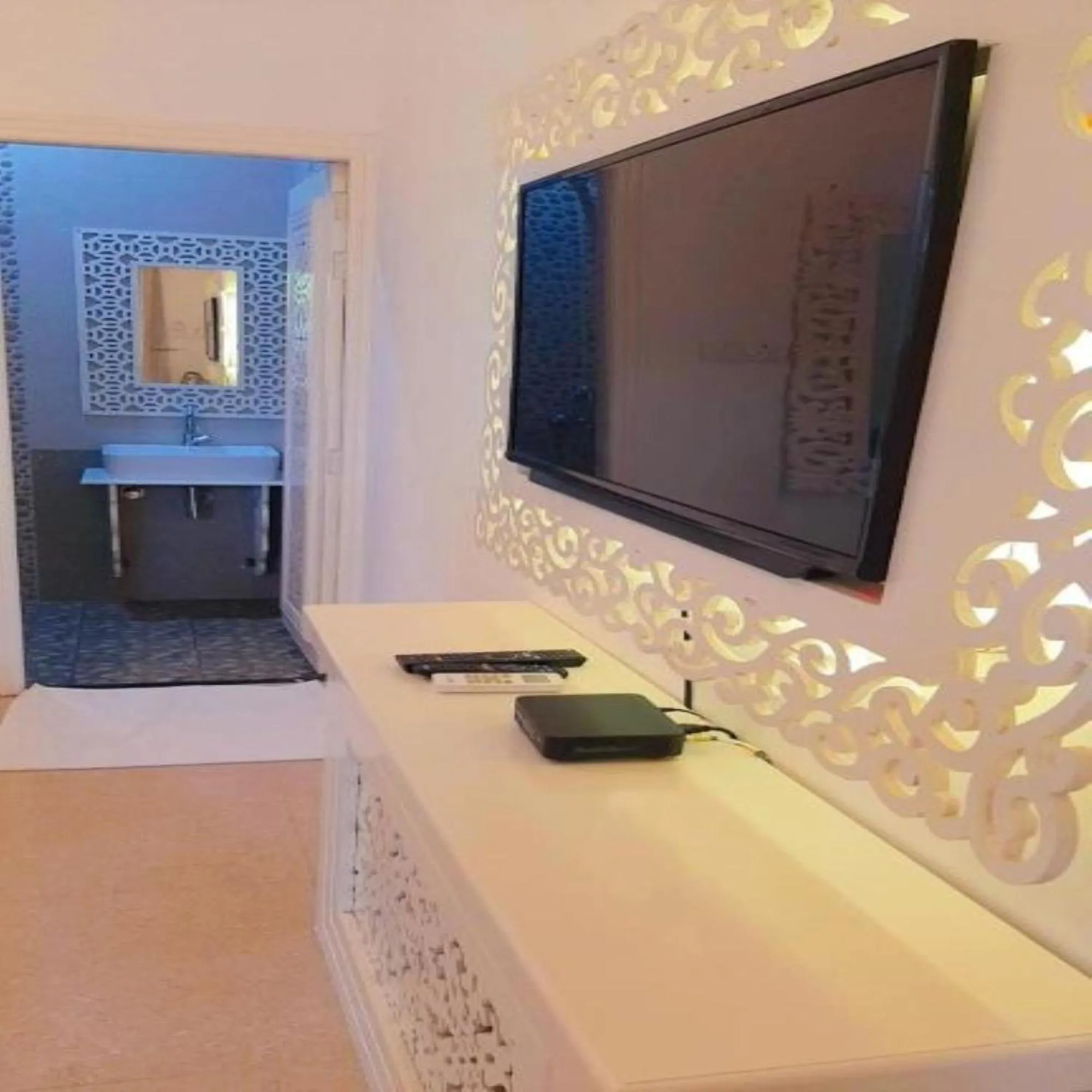 TV and multimedia in Lillywoods Zac Beach Resort, Calangute