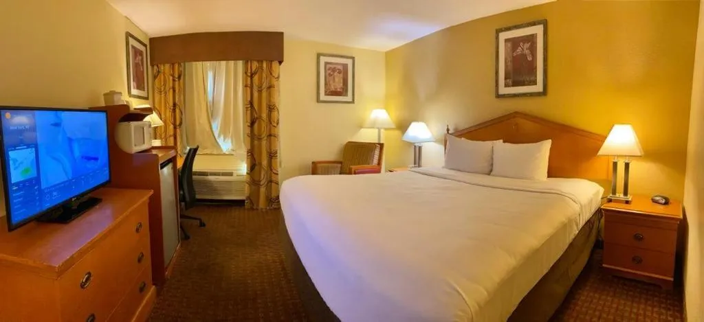 Photo of the whole room, Bed in Ocotillo Inn