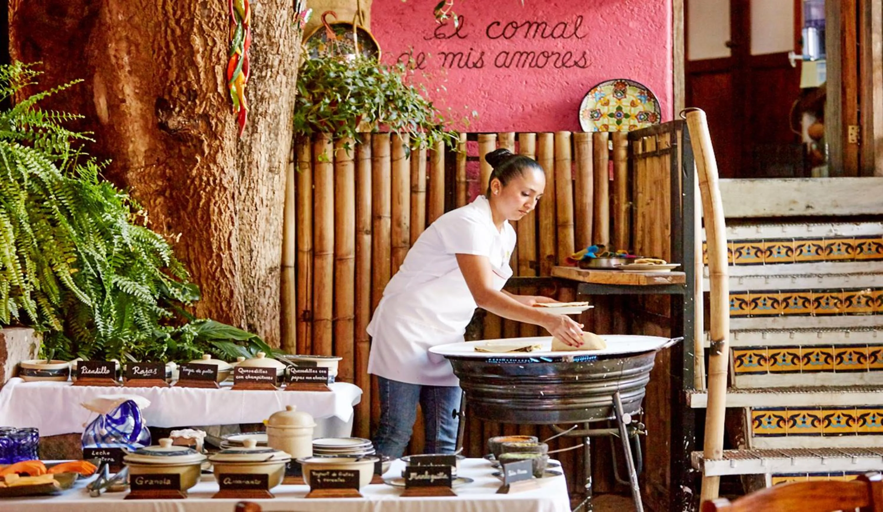 Staff in Mesón De Leyendas Breakfast & Downtown