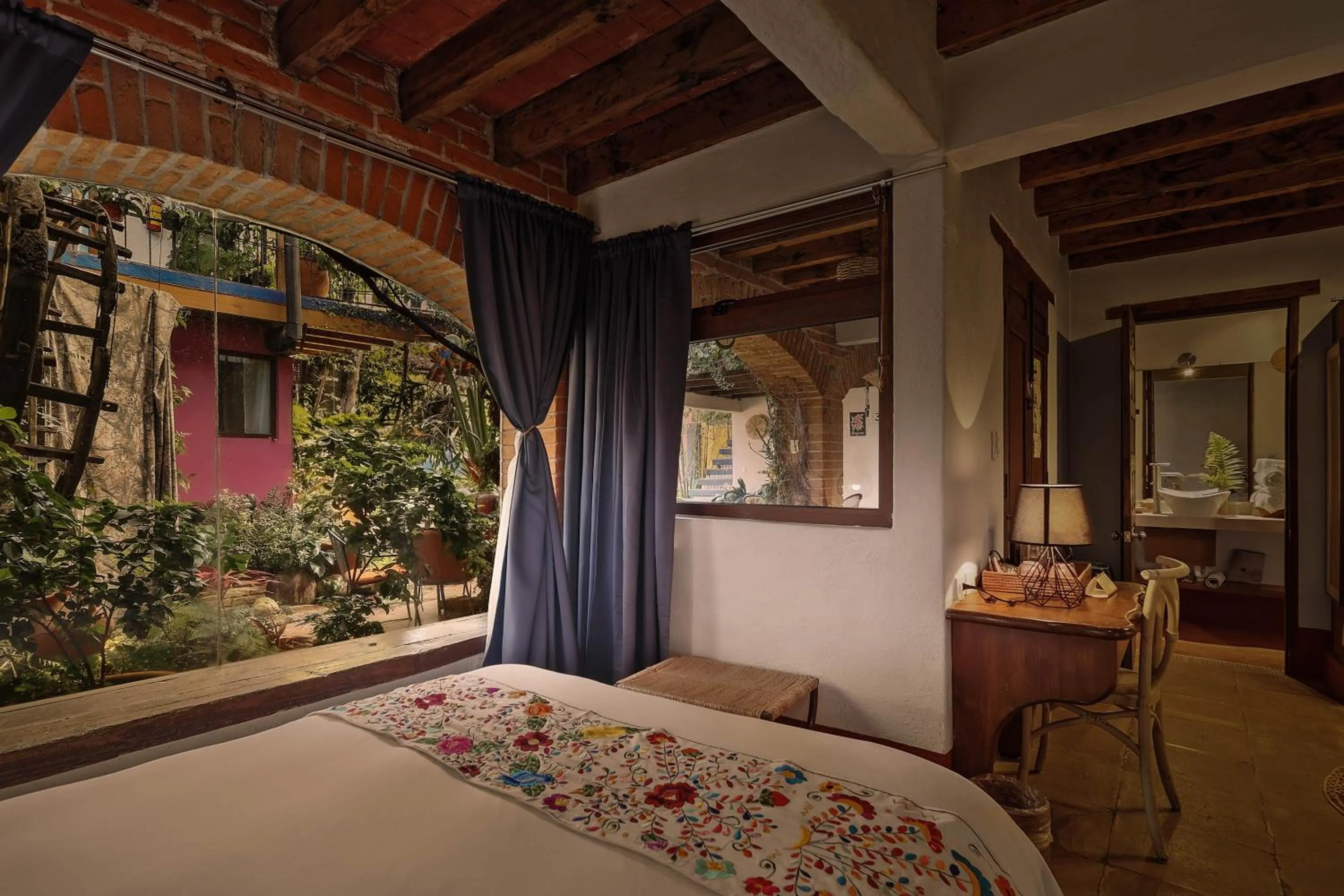 Patio, Bed in Mesón De Leyendas Breakfast & Downtown