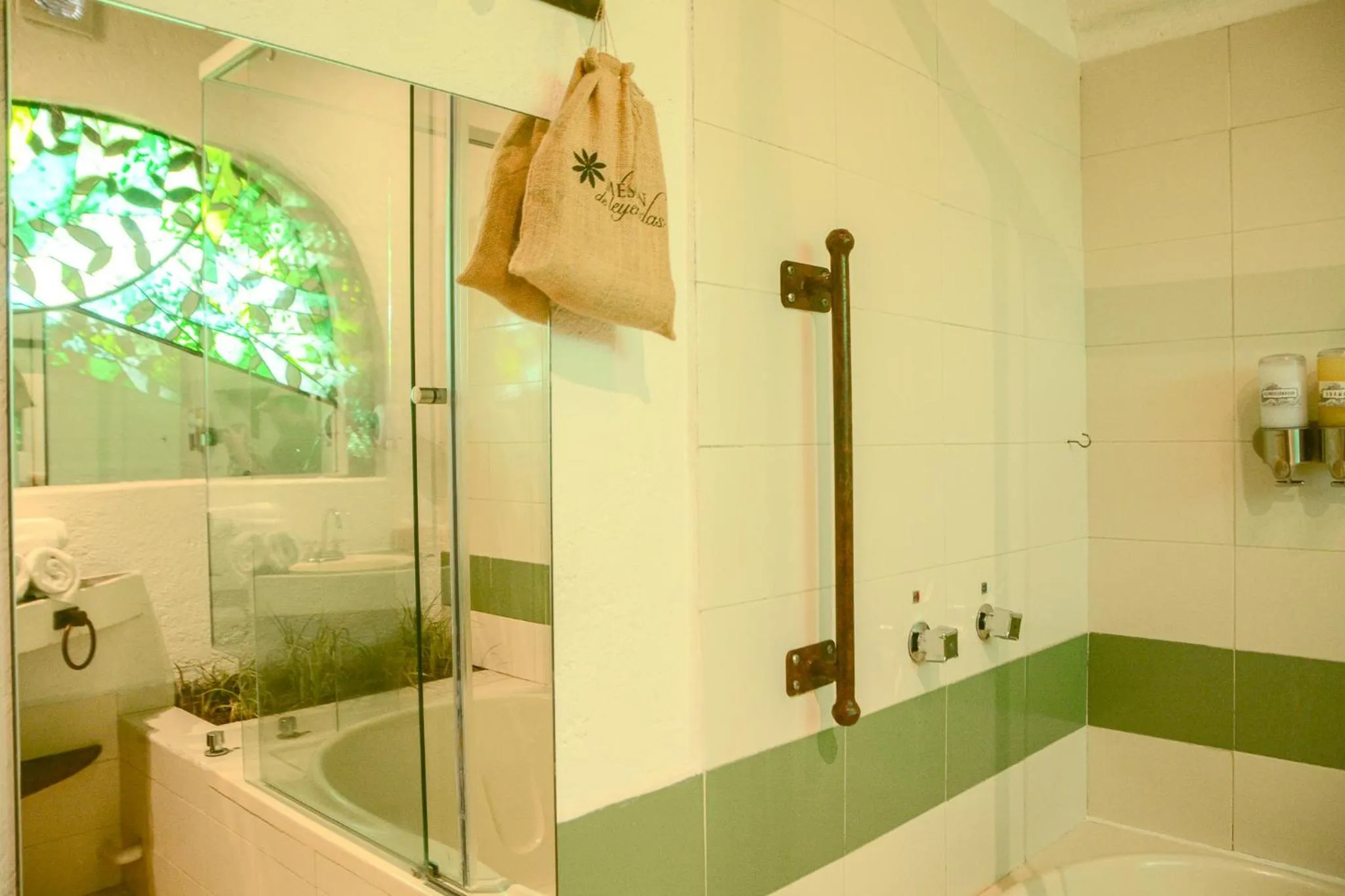 Shower in Mesón De Leyendas Breakfast & Downtown