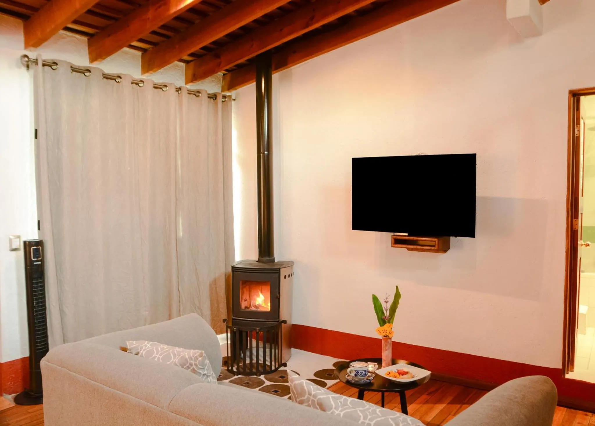 Communal lounge/ TV room, Bed in Mesón De Leyendas Breakfast & Downtown