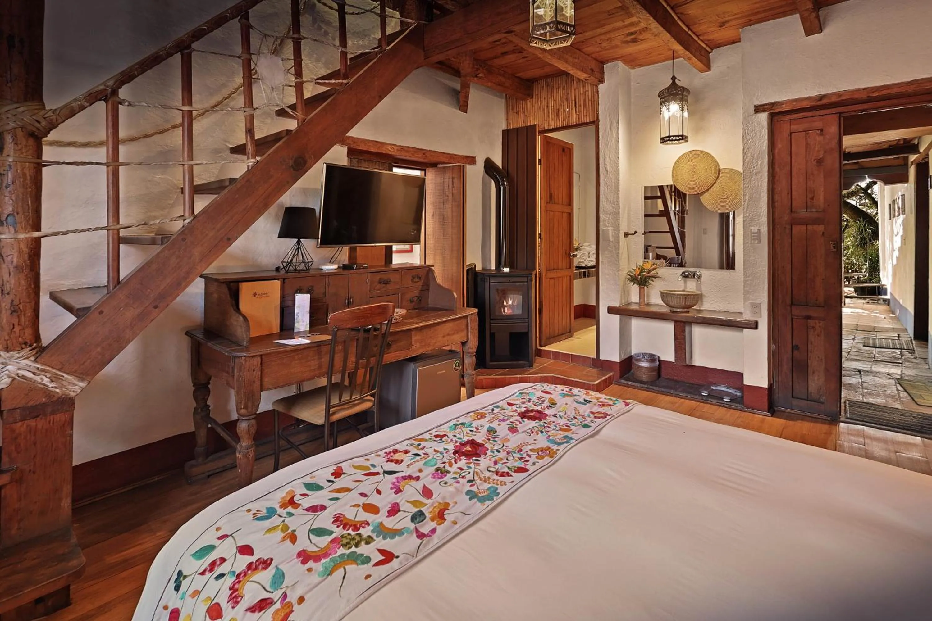 Toilet, Bed in Mesón De Leyendas Breakfast & Downtown