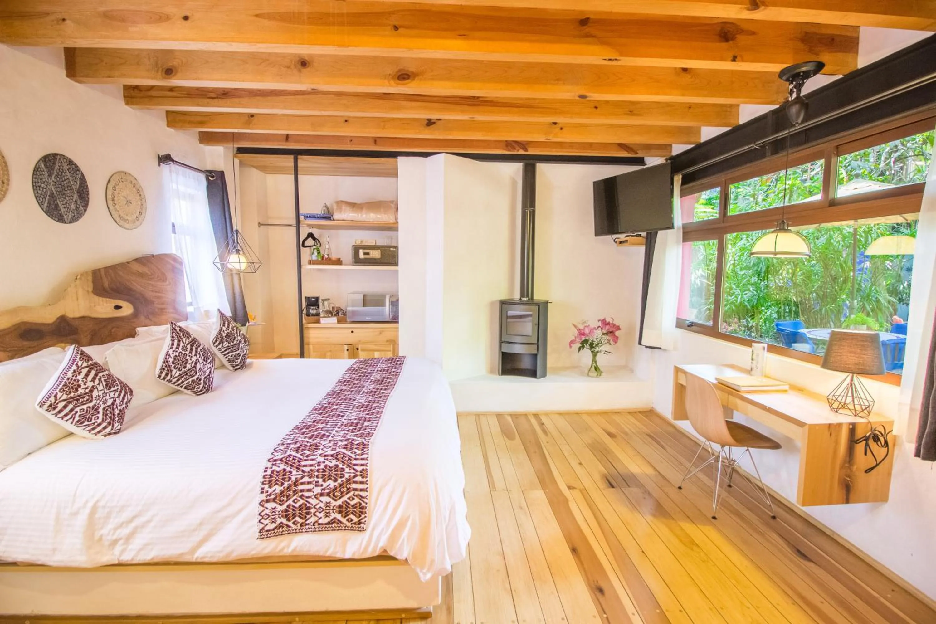 Garden, Bed in Mesón De Leyendas Breakfast & Downtown