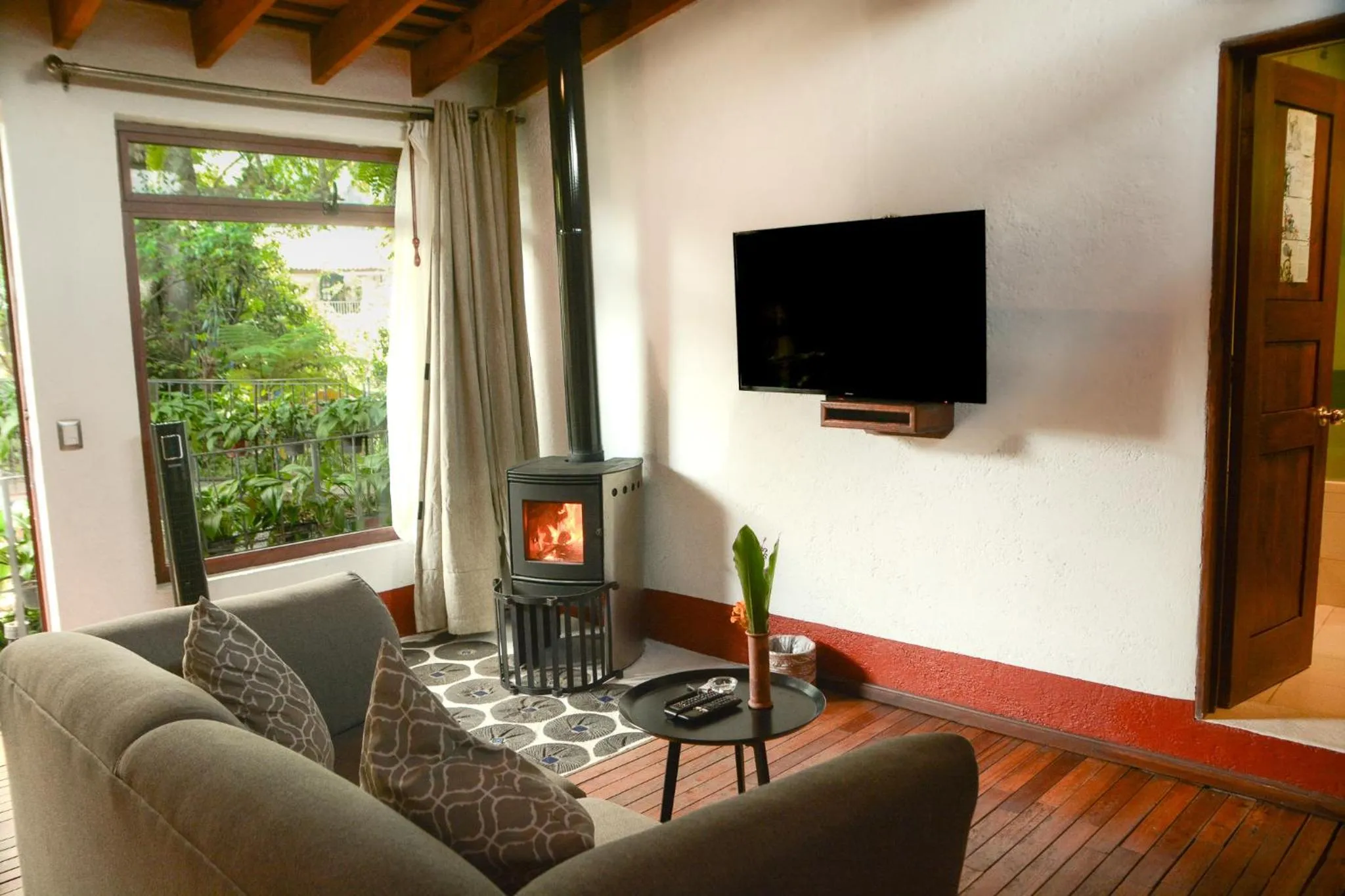 Communal lounge/ TV room in Mesón De Leyendas Breakfast & Downtown