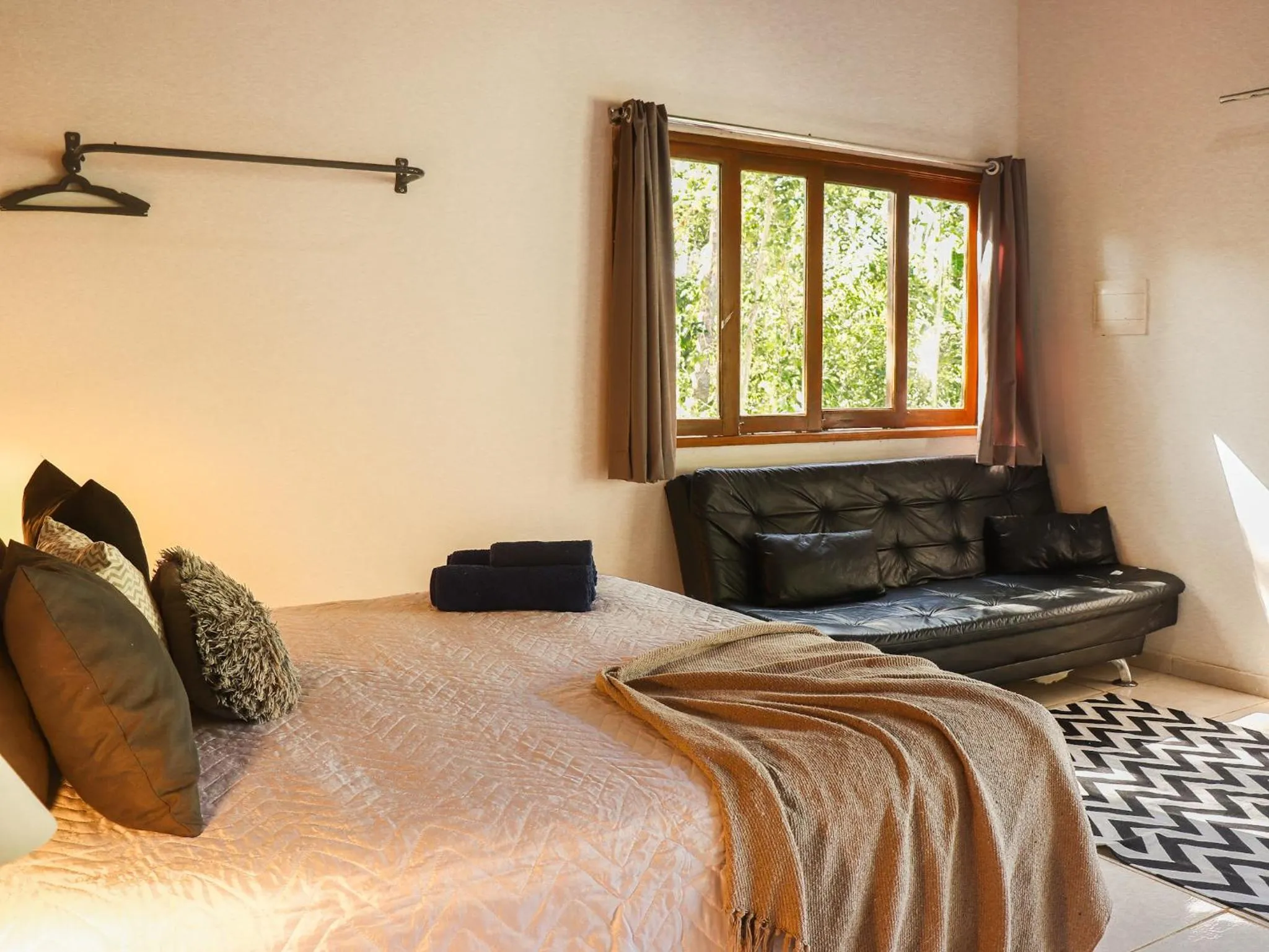 Seating area, Bed in Chalés Pura Vida