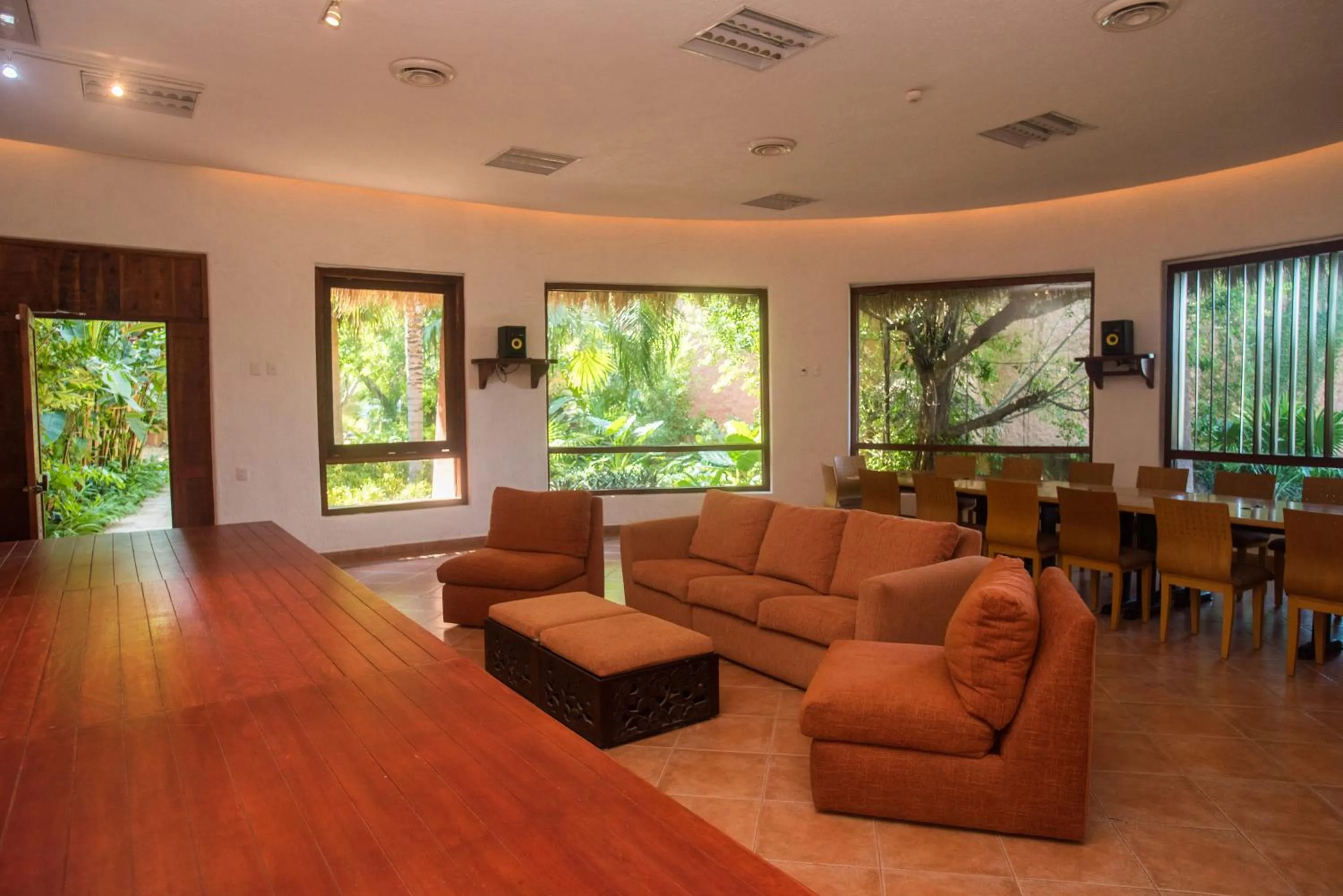 Seating area in La Casa Que Canta
