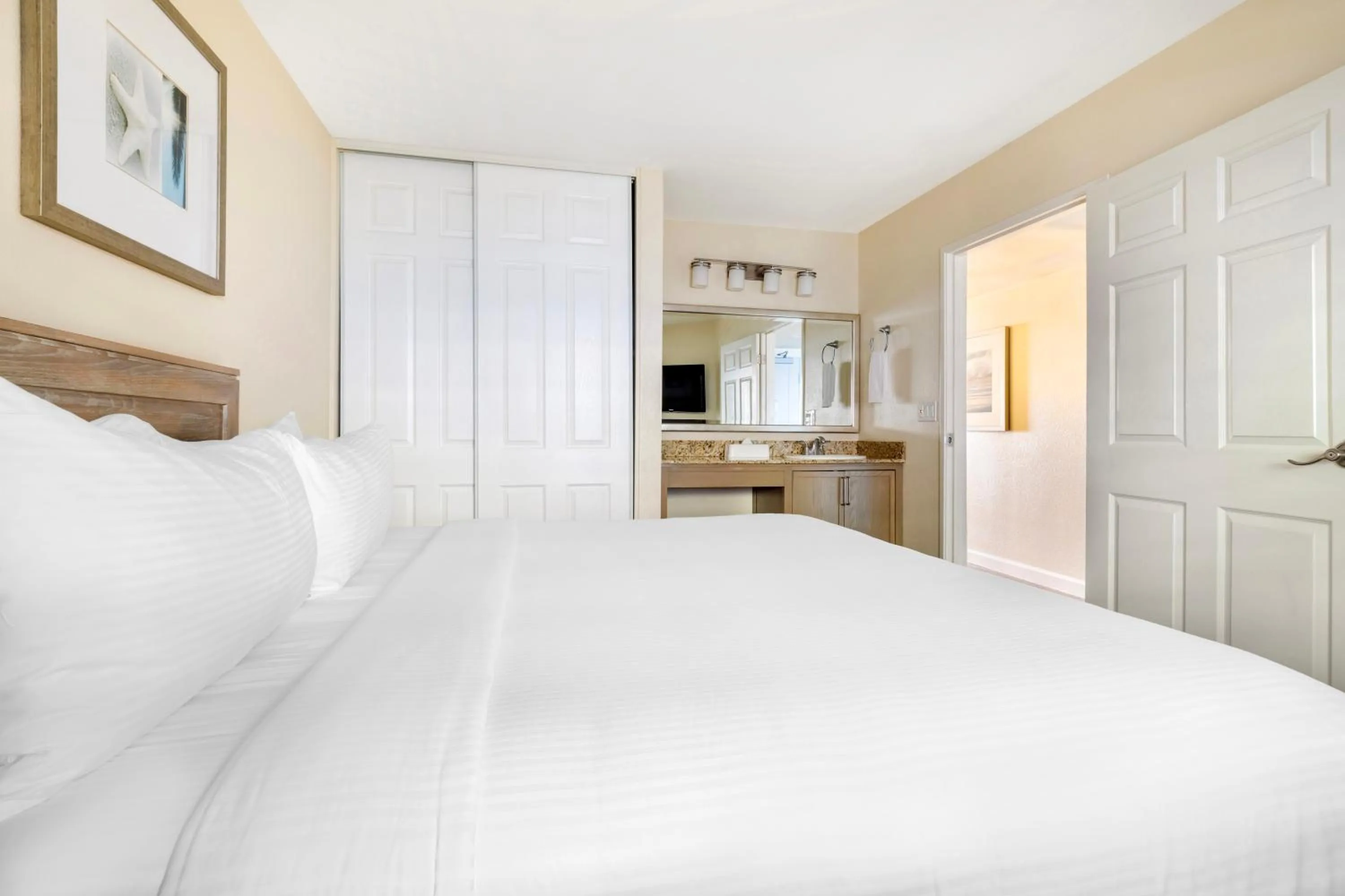 Bedroom, Bed in Hilton Vacation Club Riviera Beach & Shores