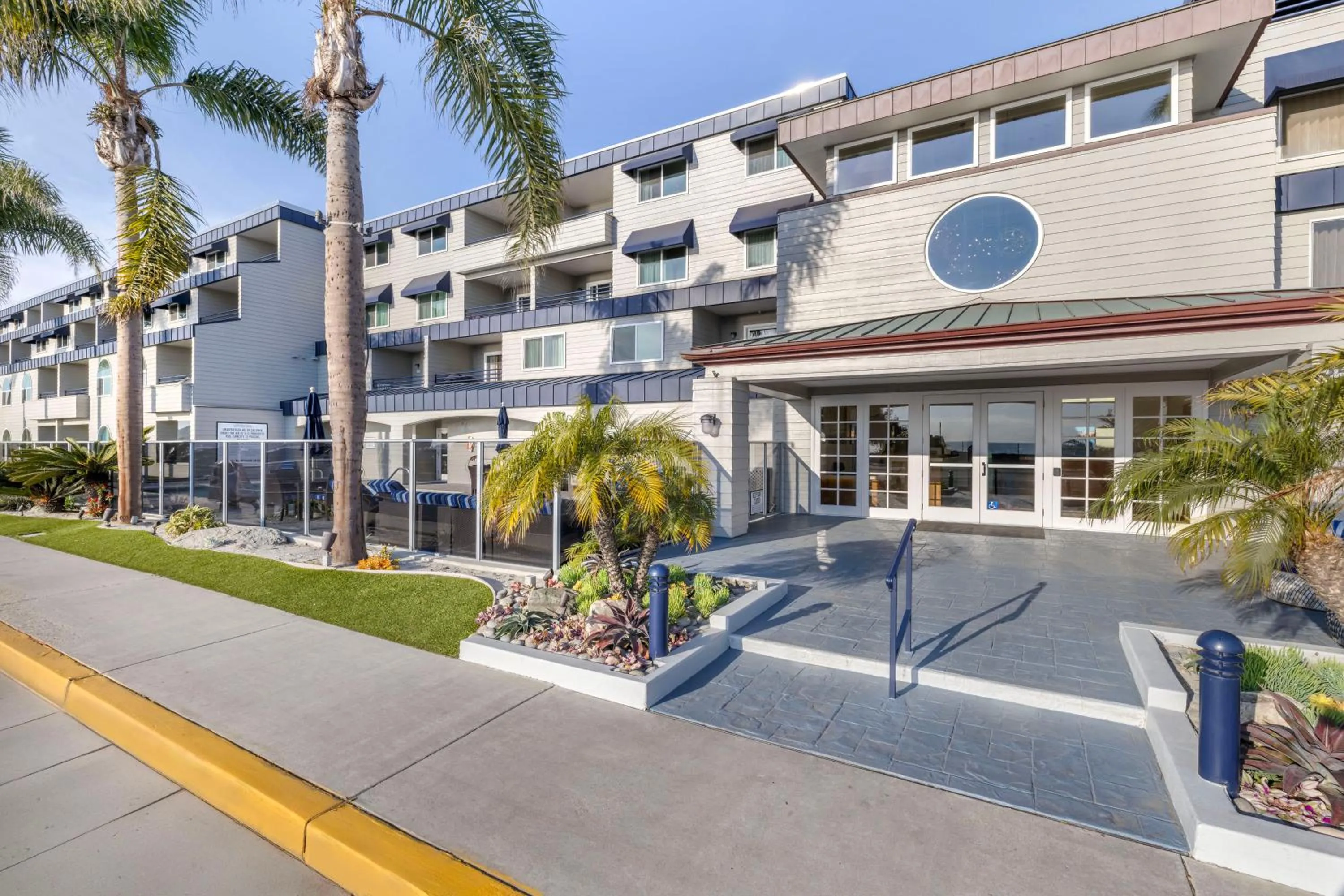 Property building in Hilton Vacation Club Riviera Beach & Shores