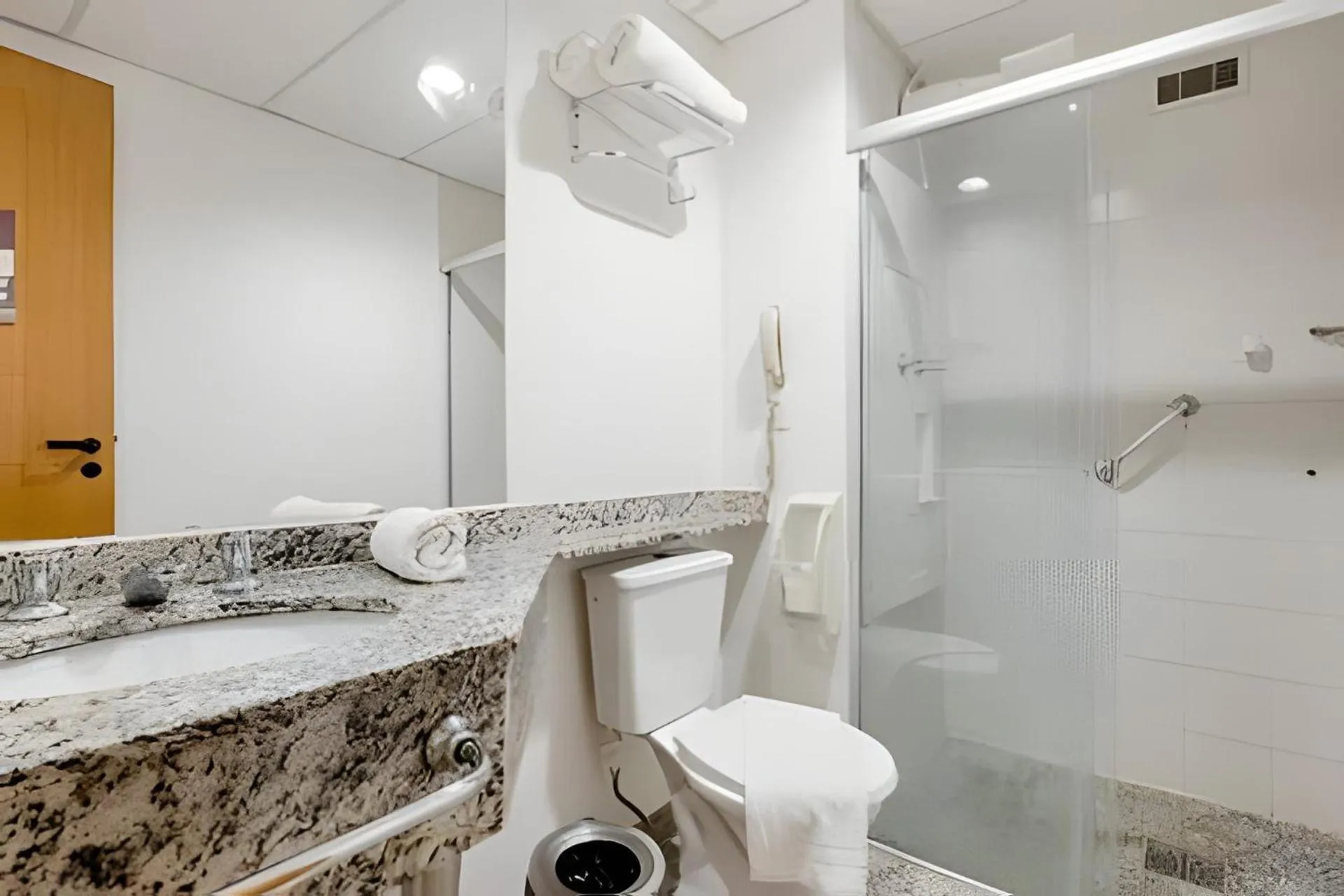 Toilet in Hospedez - Flat Osasco Trade Center