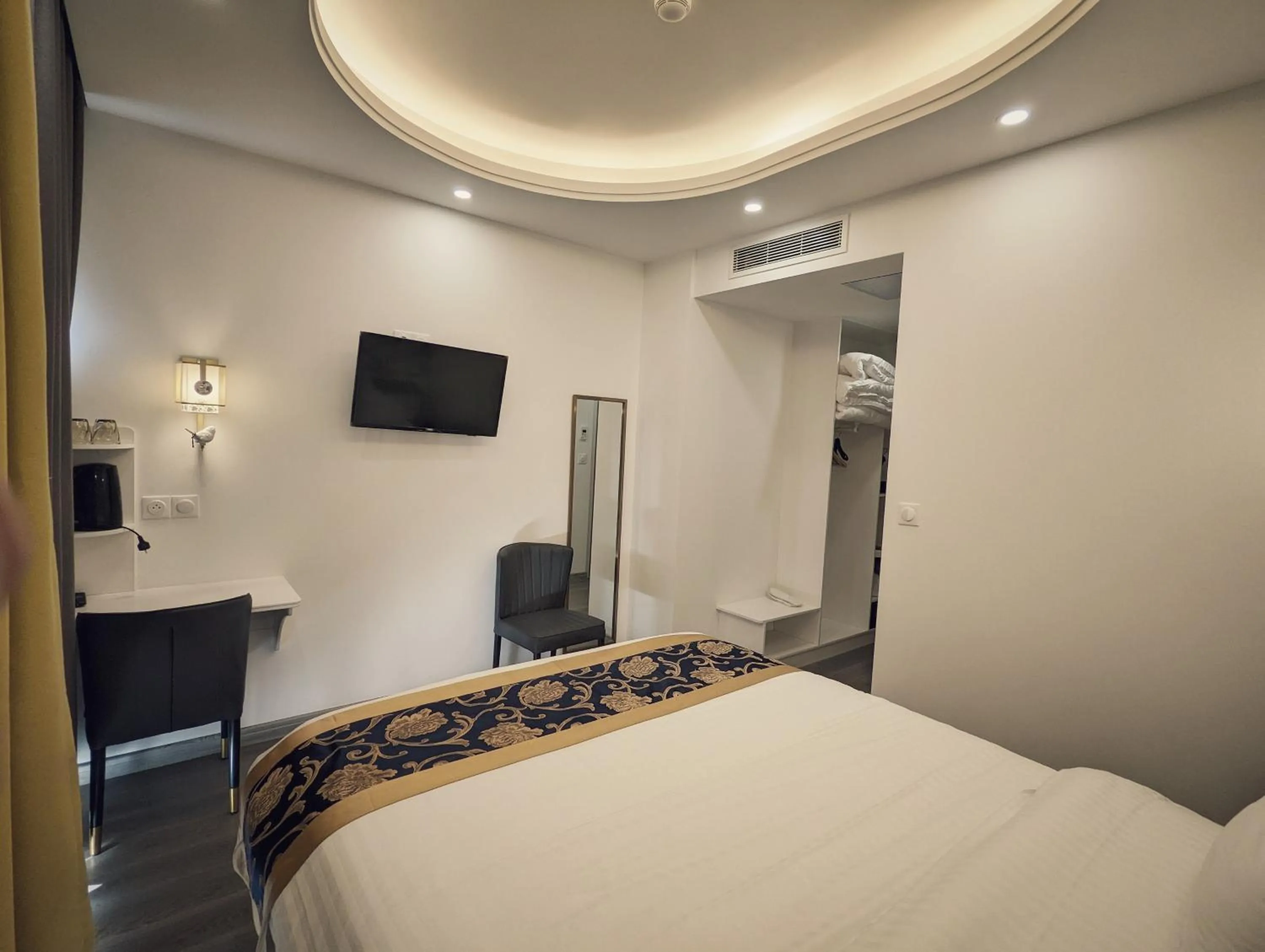 Bedroom, Bed in KYRIAD ROUEN SUD - Sotteville les Rouen