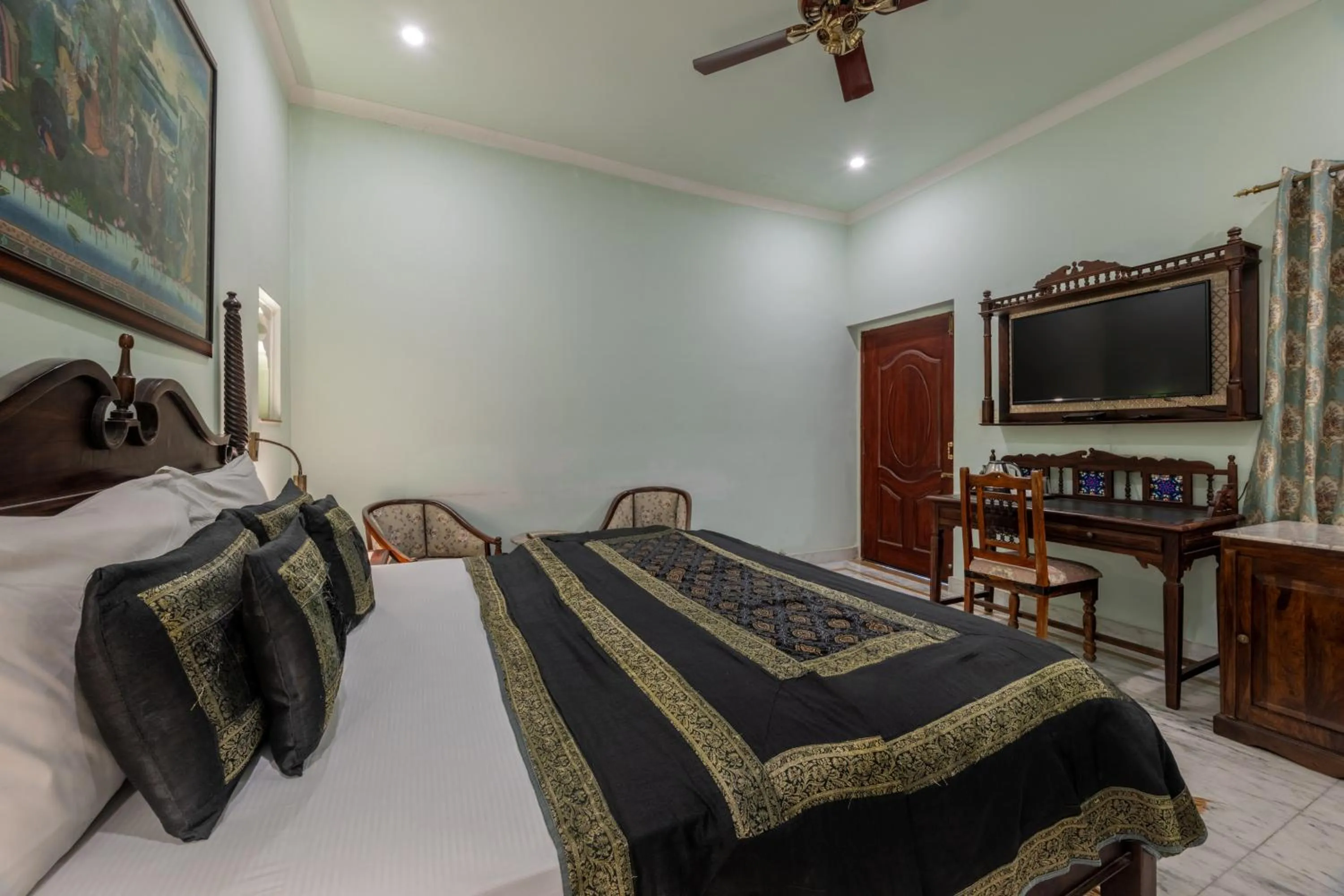 Communal lounge/ TV room, Bed in Rajasthan Palace - A Heritage Boutique Hotel in Jaipur