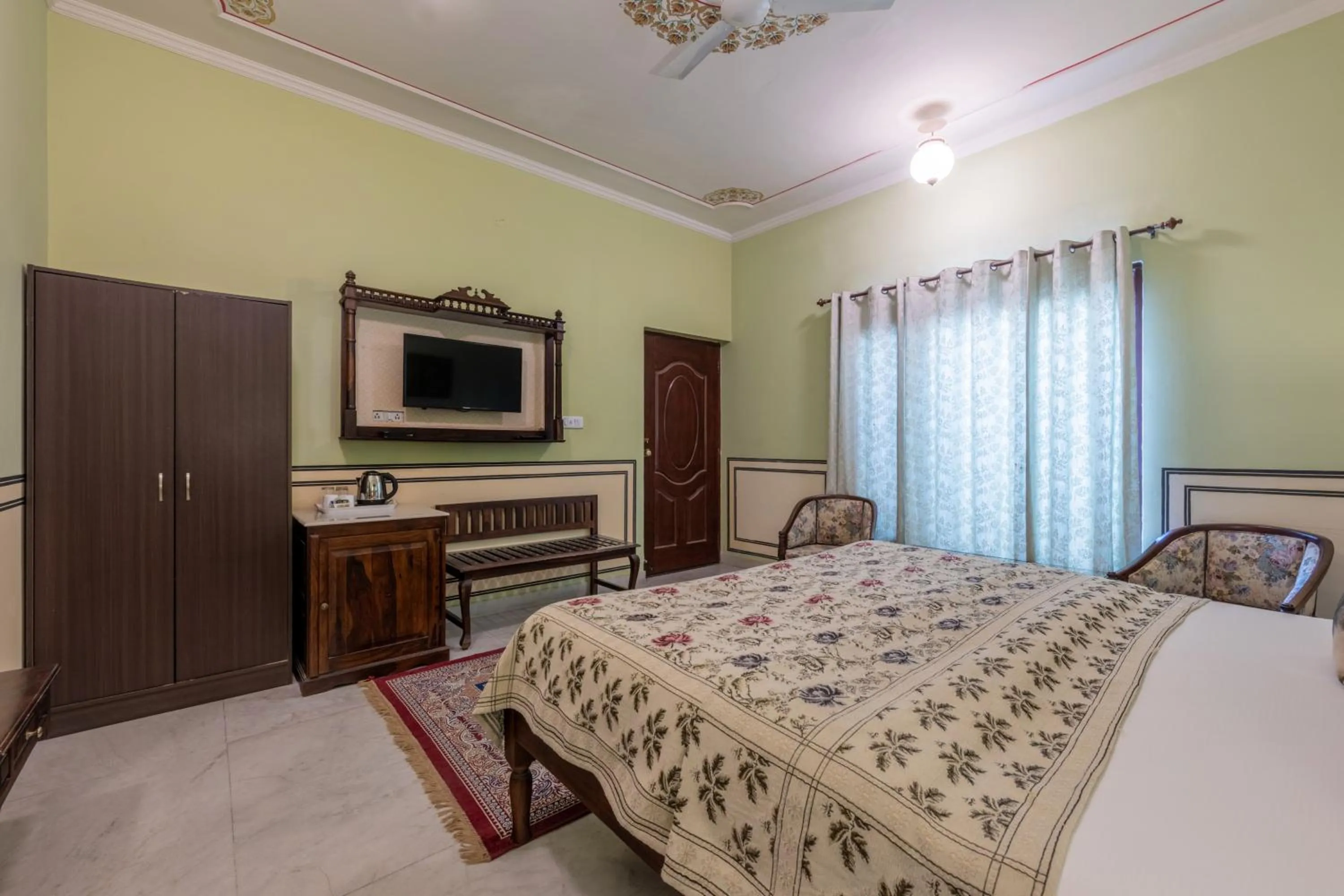 Communal lounge/ TV room, Bed in Rajasthan Palace - A Heritage Boutique Hotel in Jaipur