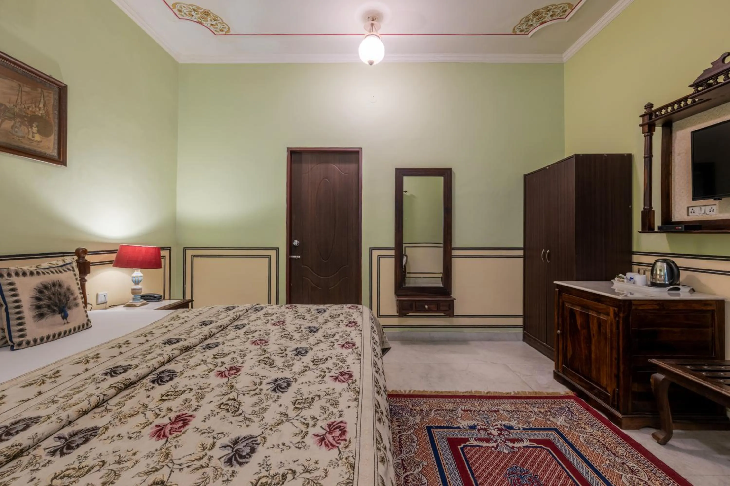 Communal lounge/ TV room, Bed in Rajasthan Palace - A Heritage Boutique Hotel in Jaipur