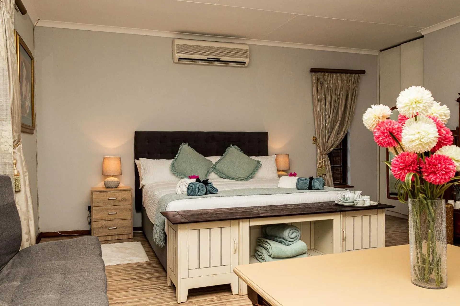 Bedroom, Bed in Mereke Manor