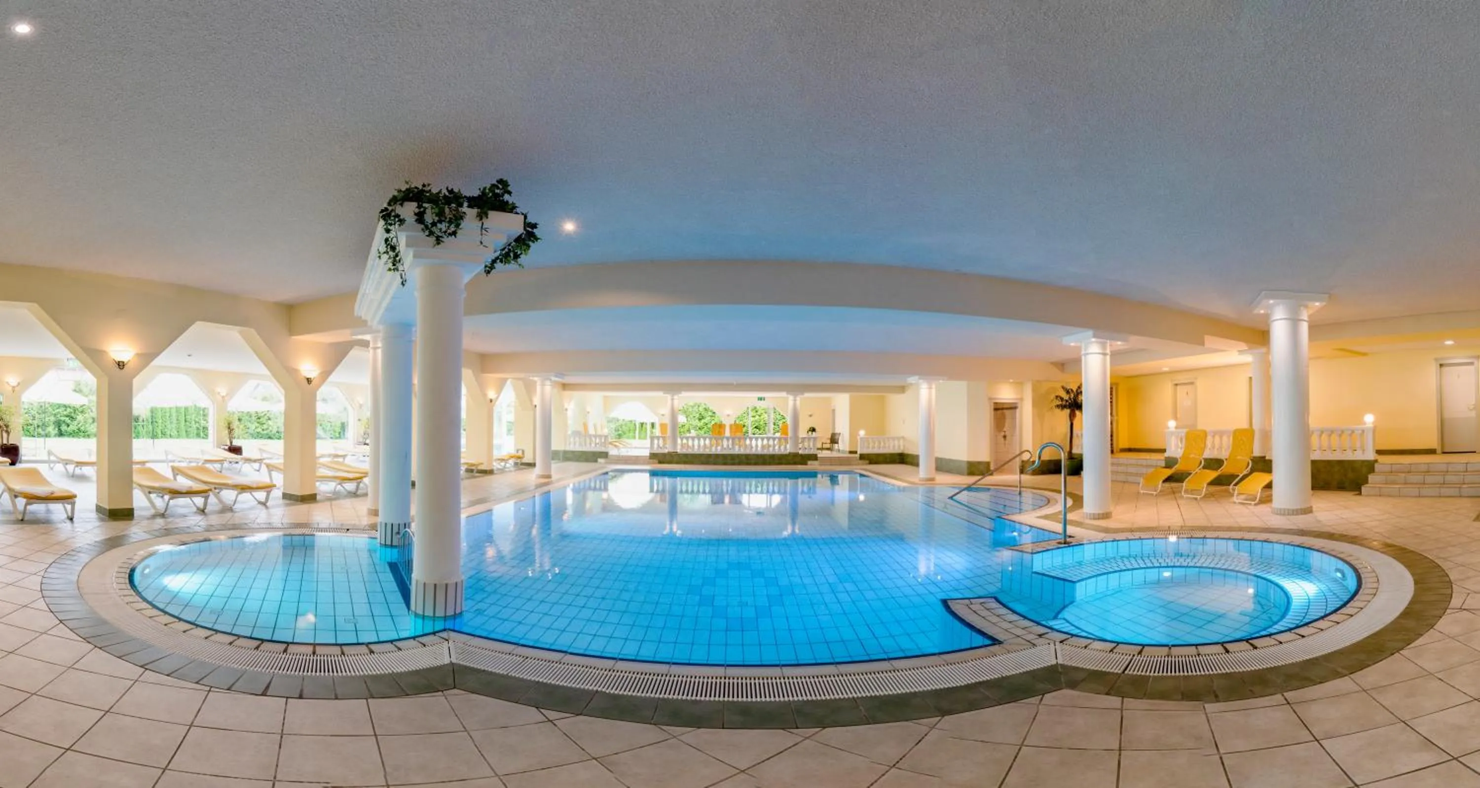 Swimming pool in Möhringers Schwarzwald Hotel