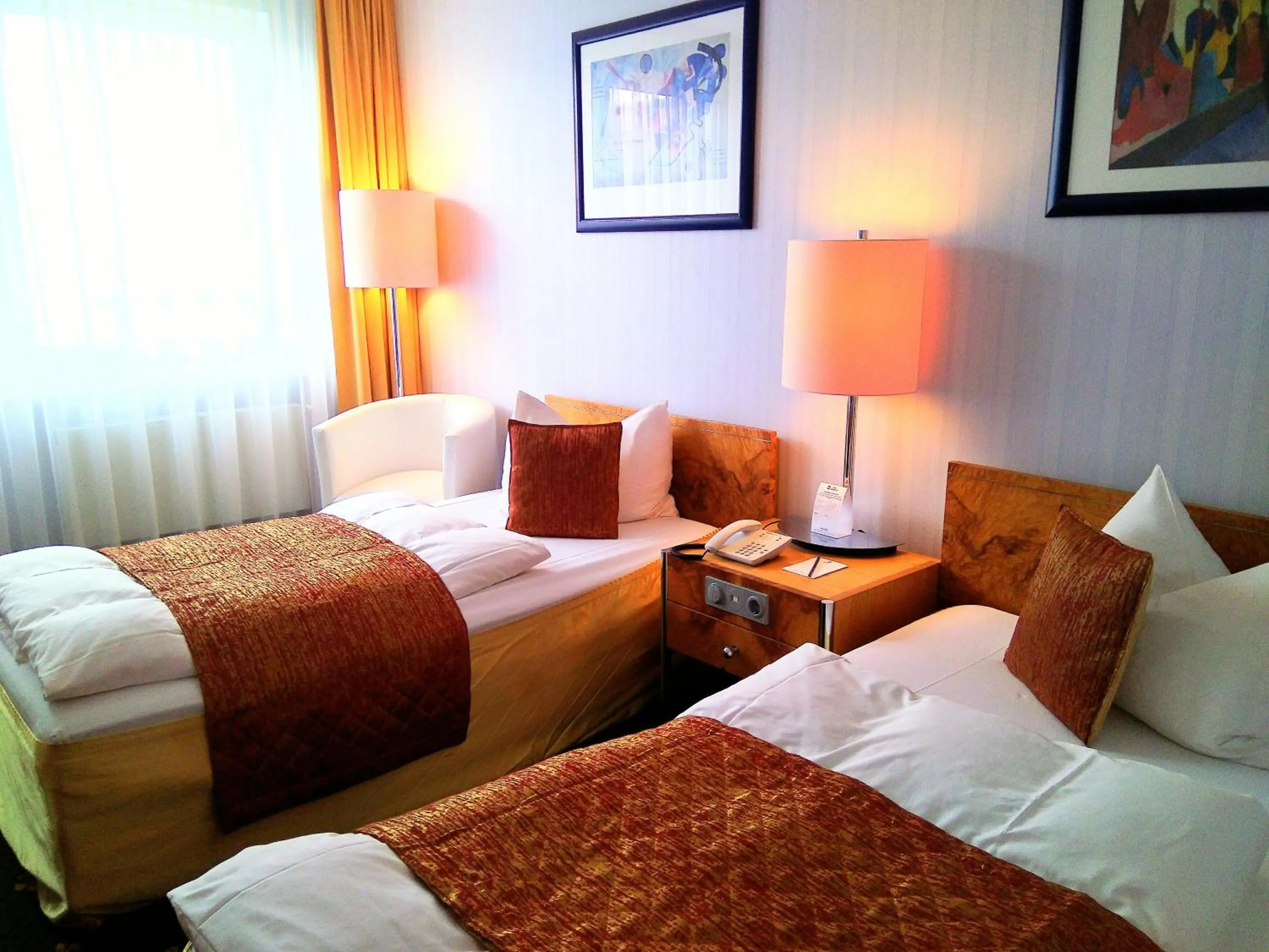 Photo of the whole room, Bed in Alexa Hotel