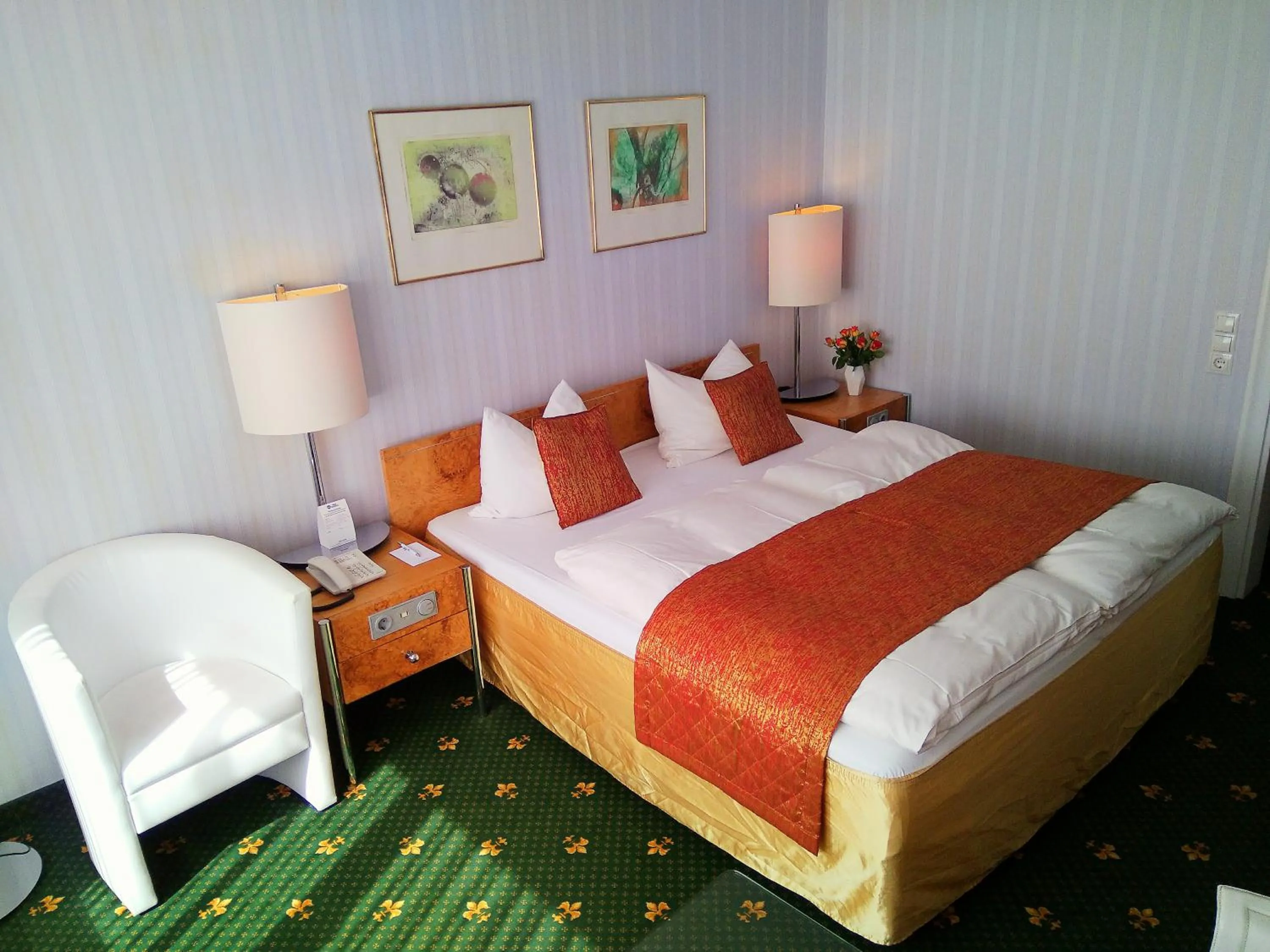 Photo of the whole room, Bed in Alexa Hotel