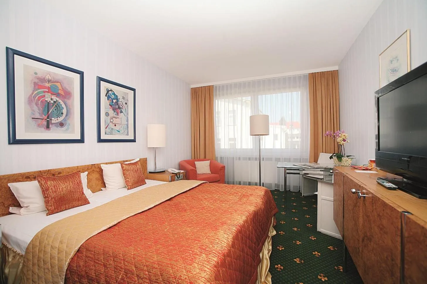 Photo of the whole room, Bed in Alexa Hotel