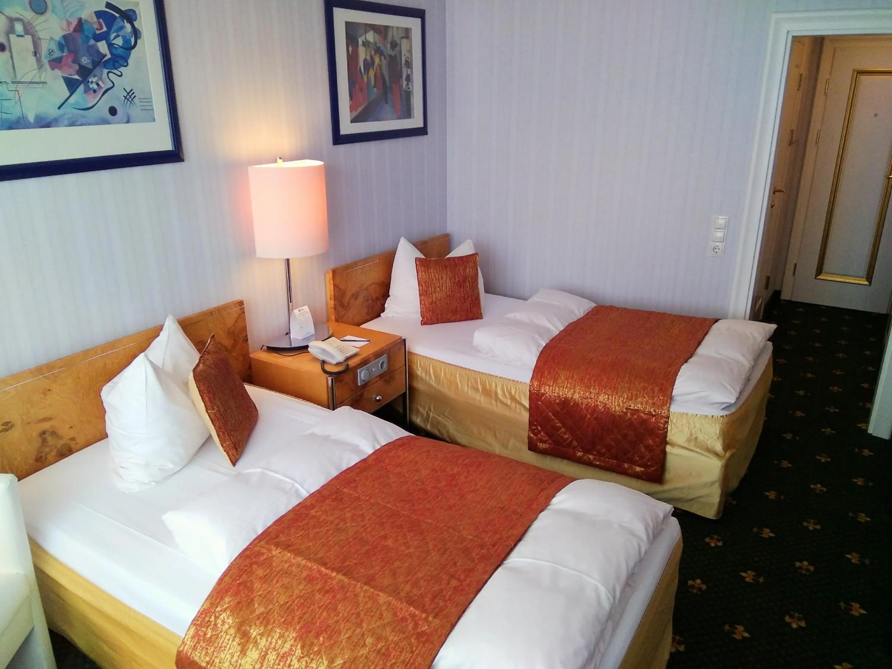 Photo of the whole room, Bed in Alexa Hotel