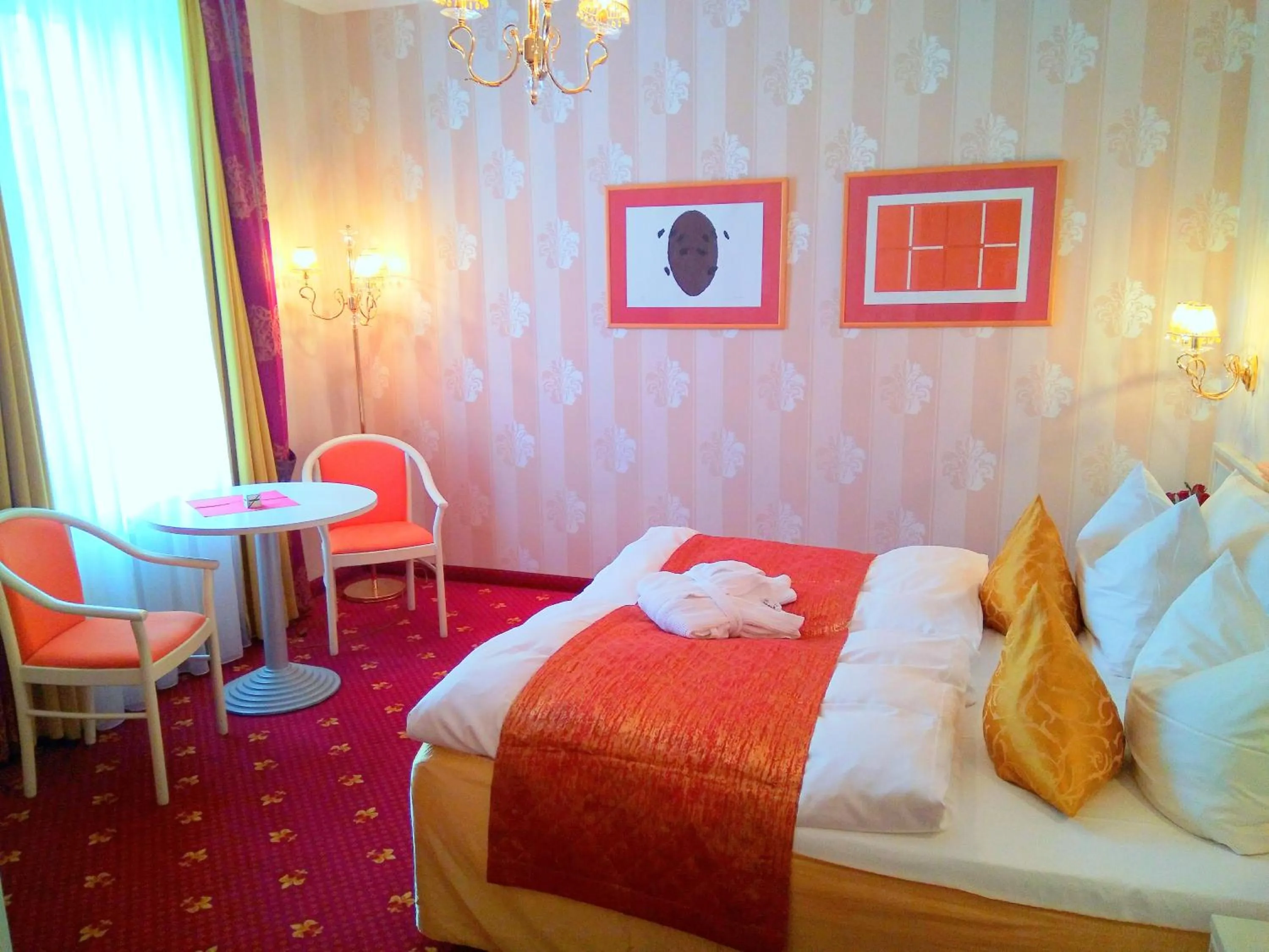 Photo of the whole room, Bed in Alexa Hotel