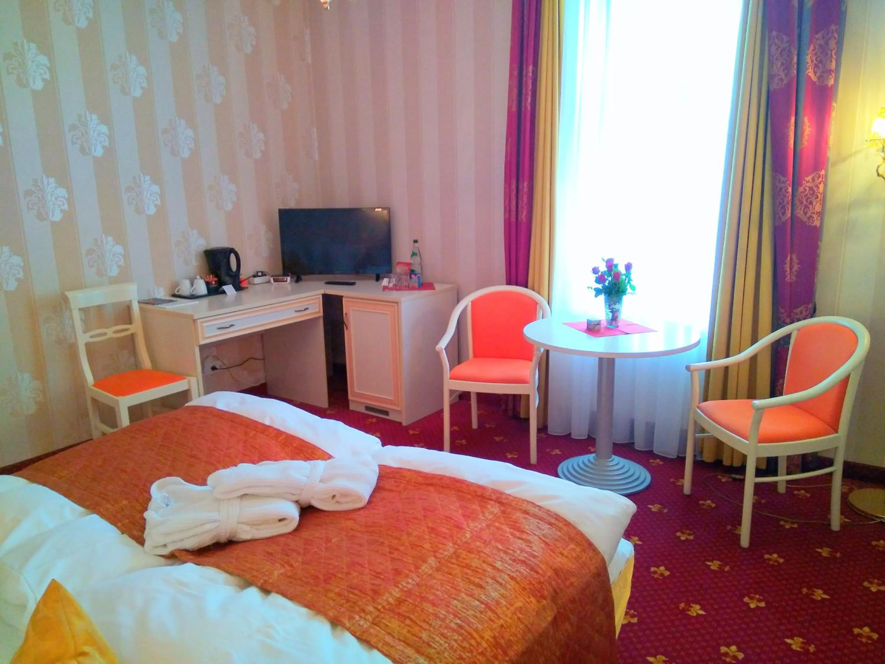 Photo of the whole room, Bed in Alexa Hotel